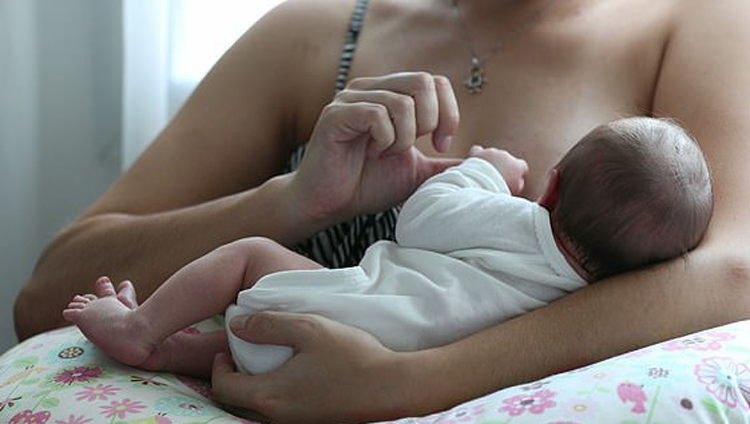 Các bà mẹ có thể truyền kháng thể COVID-19 cho con qua sữa mẹ - Ảnh 1.