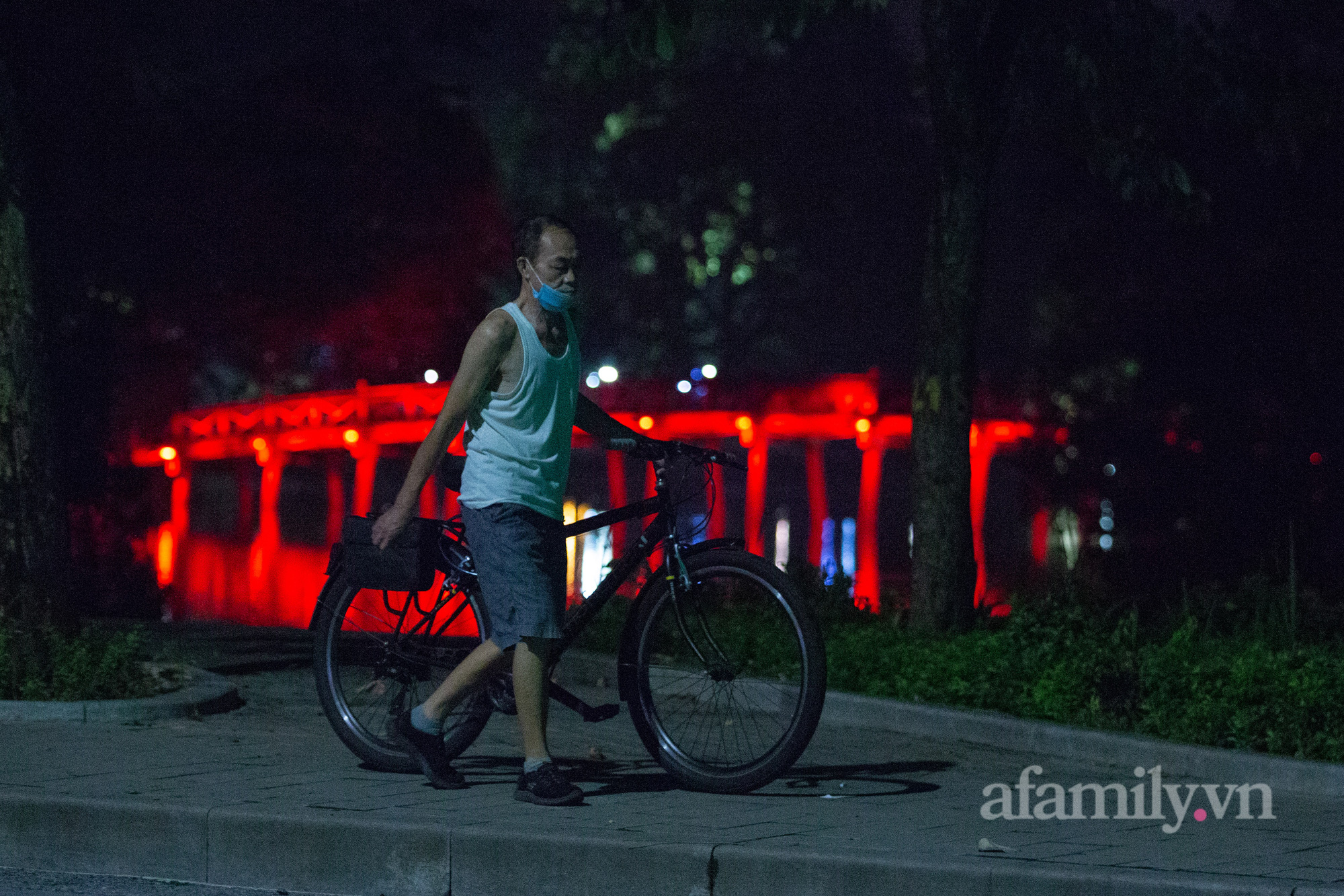 Cảnh lâu ngày mới được thấy ở Hà Nội, người người nhà nhà xuống đường tập thể dục, phố đi bộ thành 