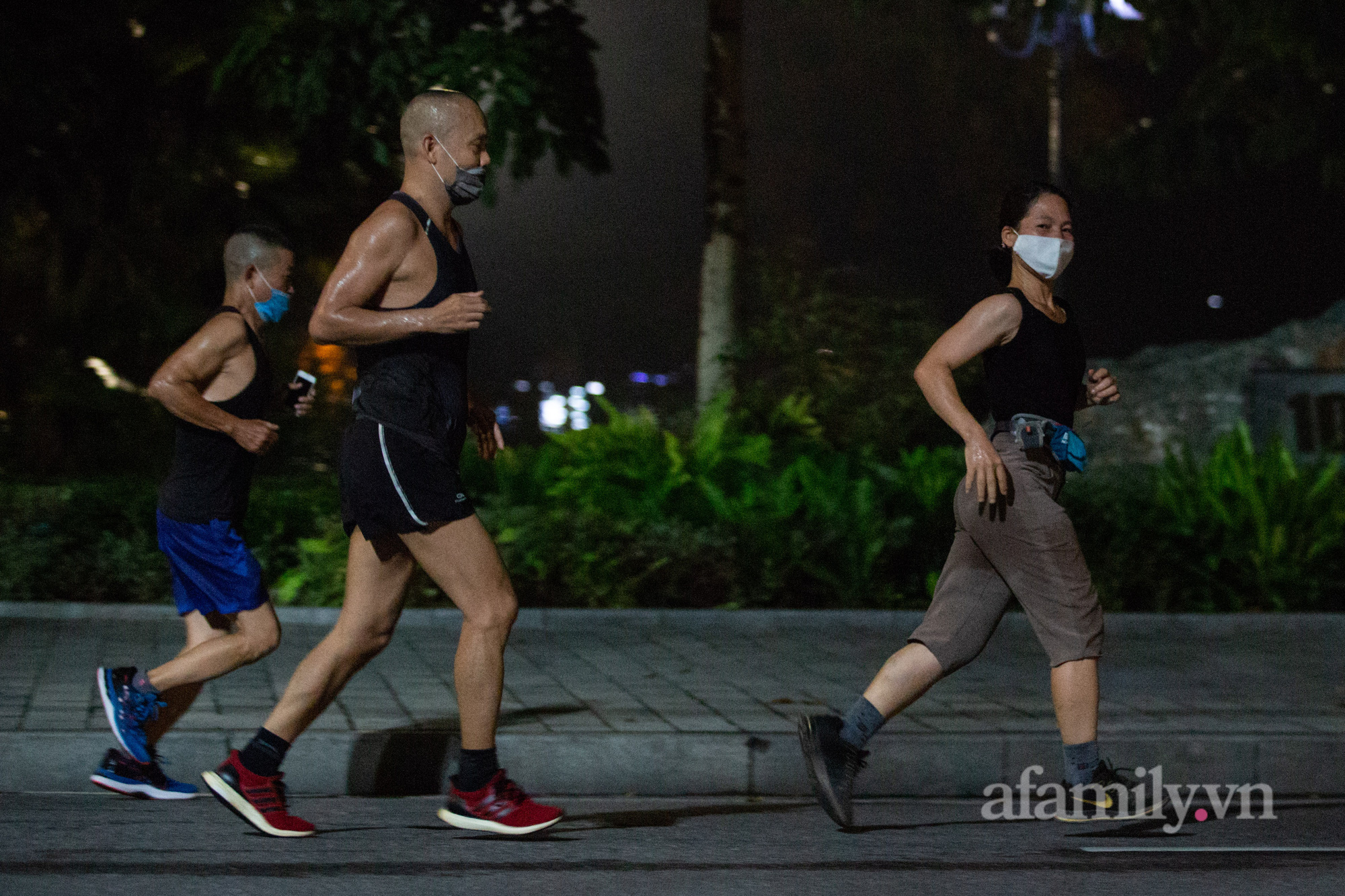 Cảnh lâu ngày mới được thấy ở Hà Nội, người người nhà nhà xuống đường tập thể dục, phố đi bộ thành &quot;trường đua&quot; xe đạp từ sáng sớm - Ảnh 4.