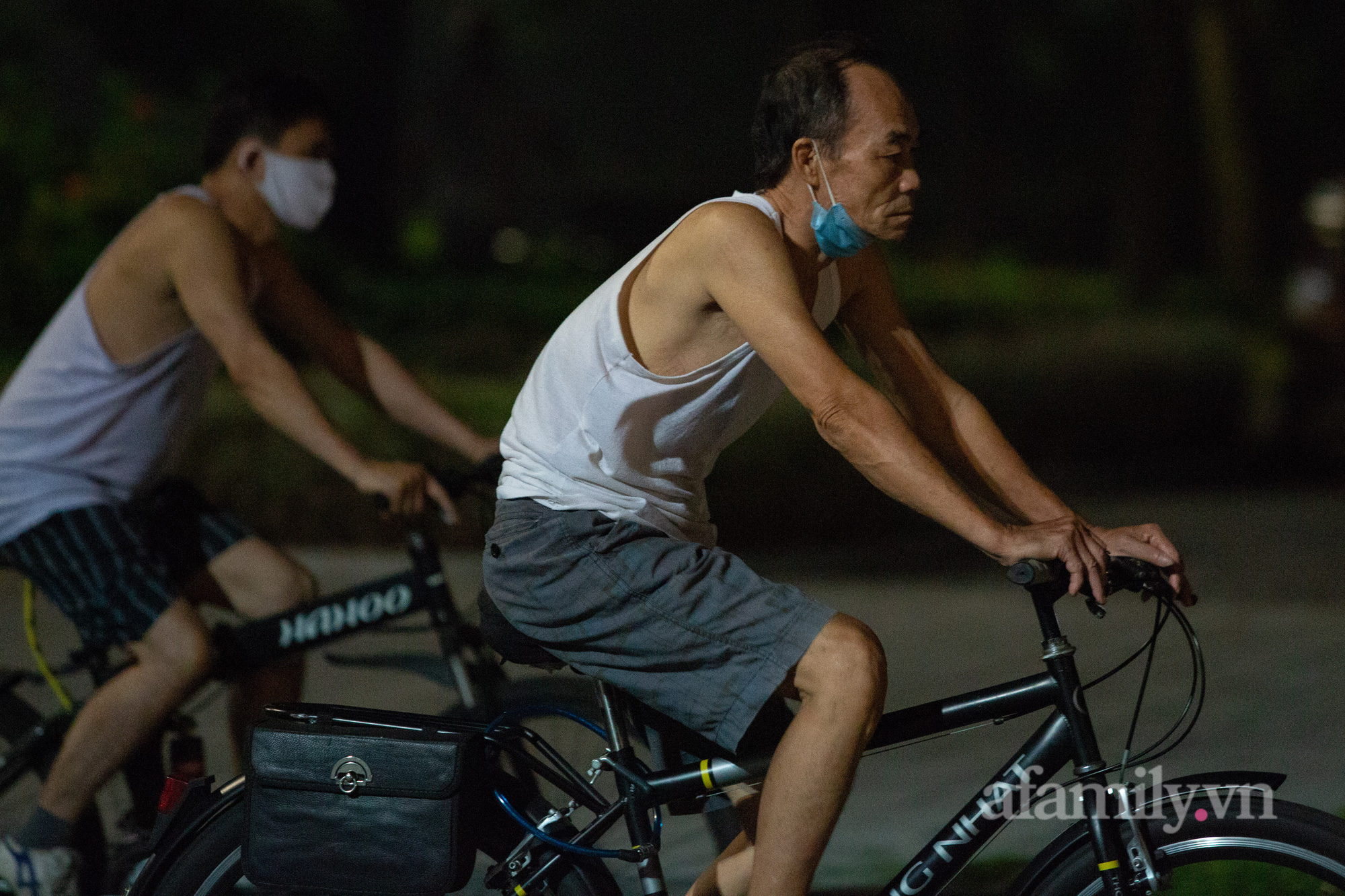 Cảnh lâu ngày mới được thấy ở Hà Nội, người người nhà nhà xuống đường tập thể dục, phố đi bộ thành &quot;trường đua&quot; xe đạp từ sáng sớm - Ảnh 5.