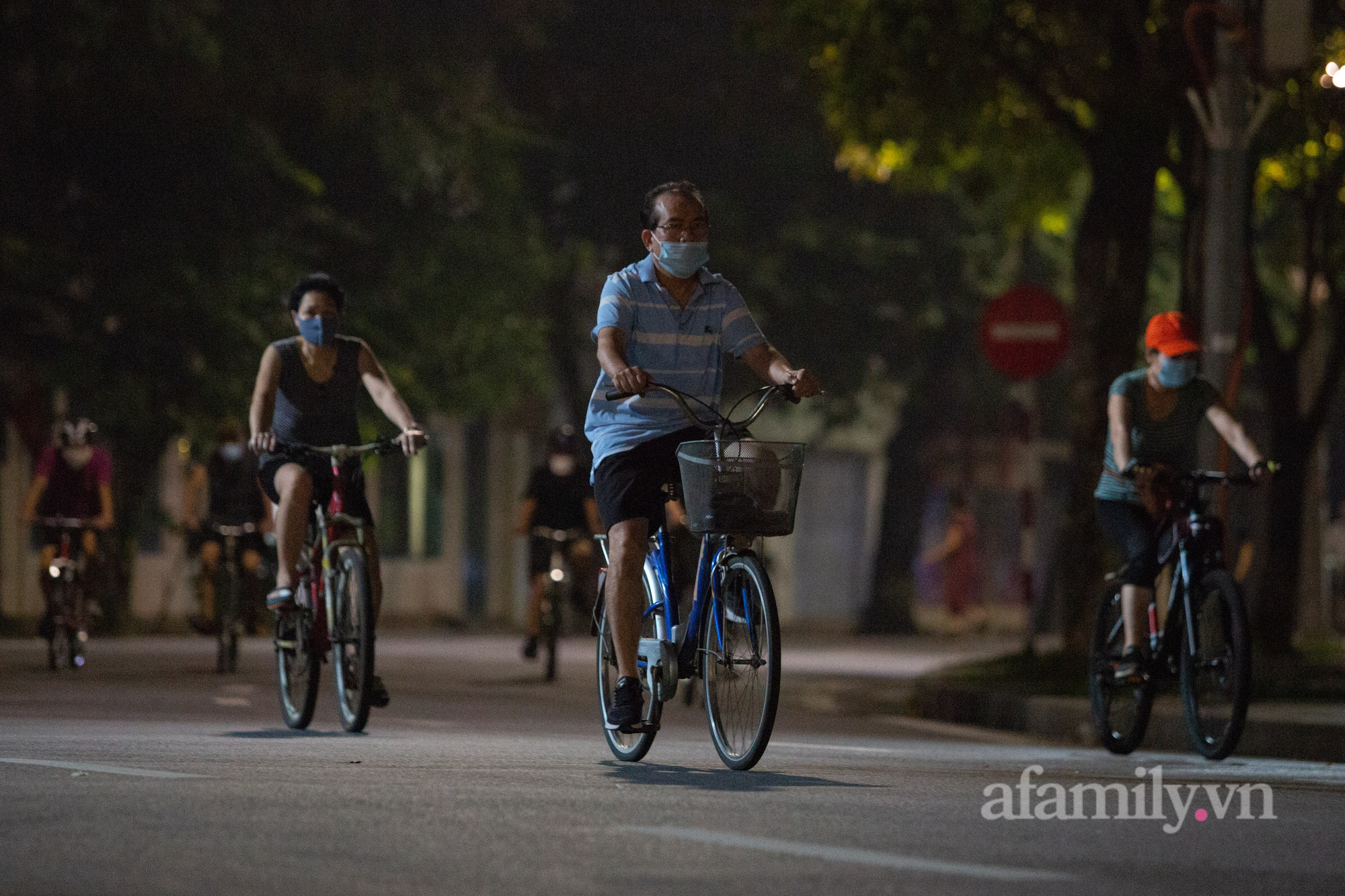 Cảnh lâu ngày mới được thấy ở Hà Nội, người người nhà nhà xuống đường tập thể dục, phố đi bộ thành &quot;trường đua&quot; xe đạp từ sáng sớm - Ảnh 6.