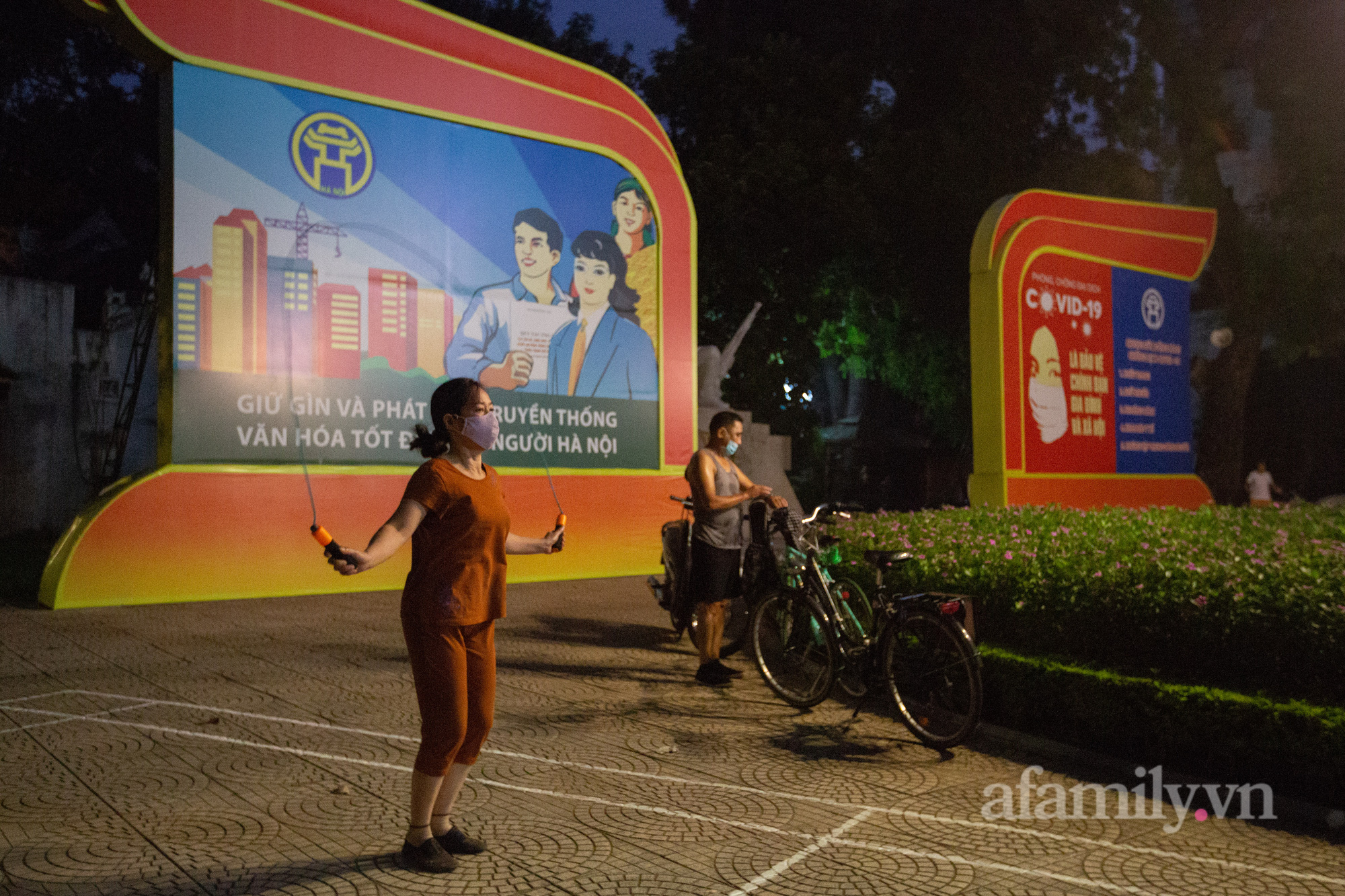 Cảnh lâu ngày mới được thấy ở Hà Nội, người người nhà nhà xuống đường tập thể dục, phố đi bộ thành &quot;trường đua&quot; xe đạp từ sáng sớm - Ảnh 7.