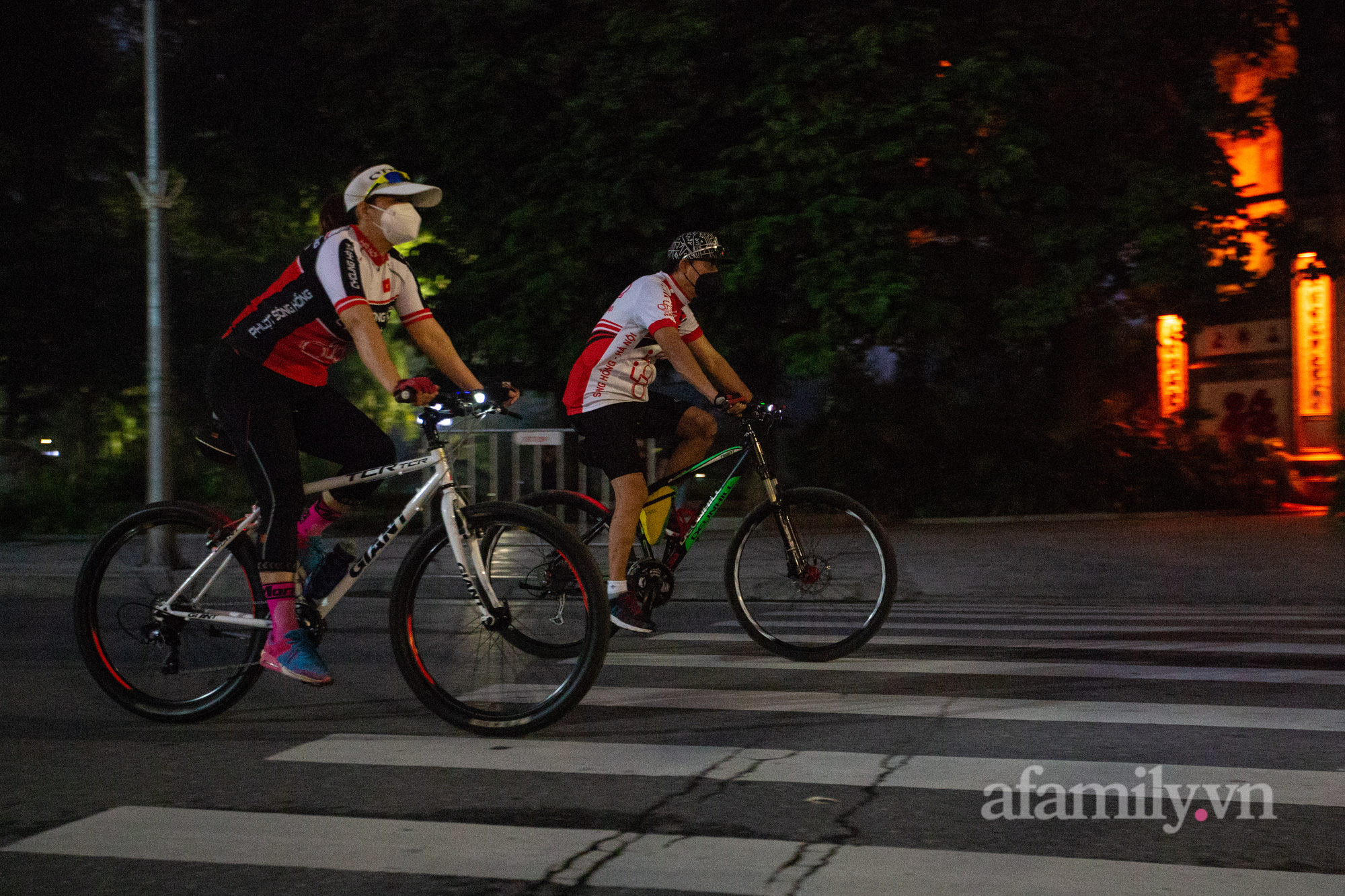 Cảnh lâu ngày mới được thấy ở Hà Nội, người người nhà nhà xuống đường tập thể dục, phố đi bộ thành &quot;trường đua&quot; xe đạp từ sáng sớm - Ảnh 8.