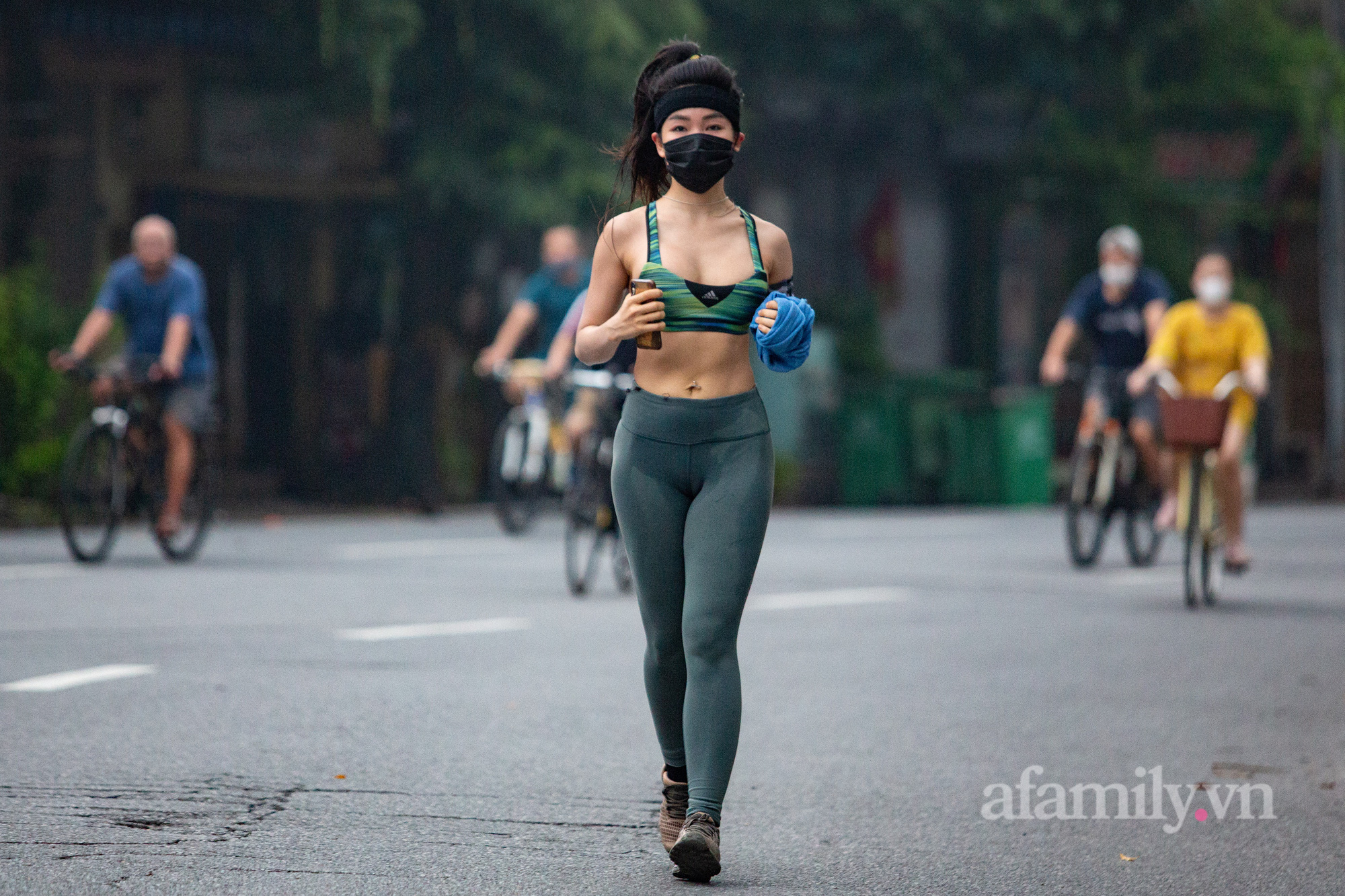Cảnh lâu ngày mới được thấy ở Hà Nội, người người nhà nhà xuống đường tập thể dục, phố đi bộ thành &quot;trường đua&quot; xe đạp từ sáng sớm - Ảnh 11.