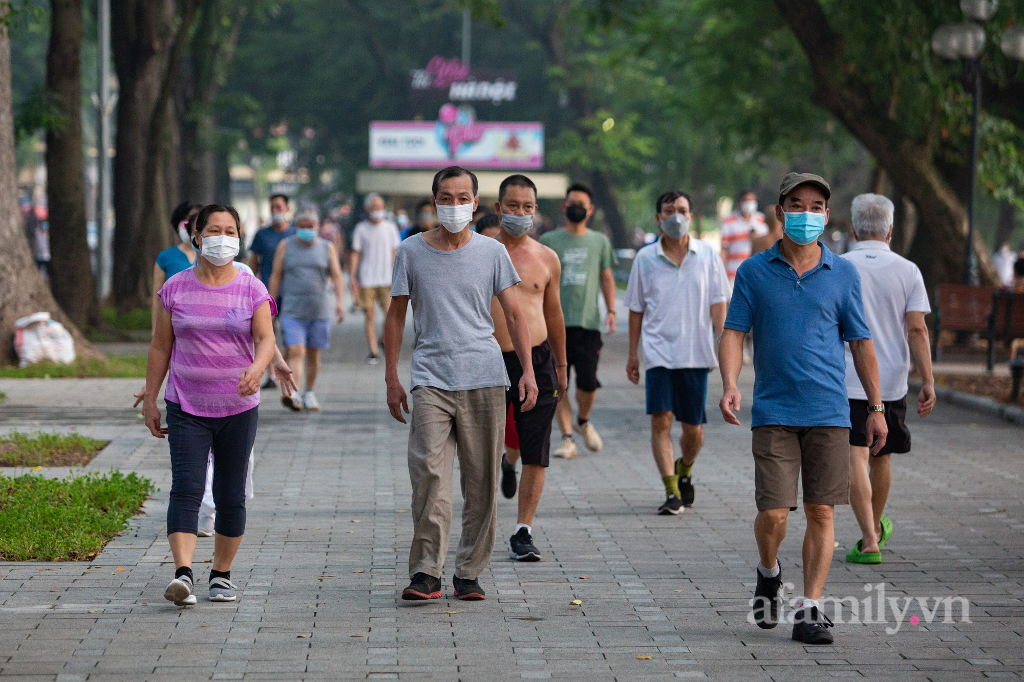 Cảnh lâu ngày mới được thấy ở Hà Nội, người người nhà nhà xuống đường tập thể dục, phố đi bộ thành &quot;trường đua&quot; xe đạp từ sáng sớm - Ảnh 17.