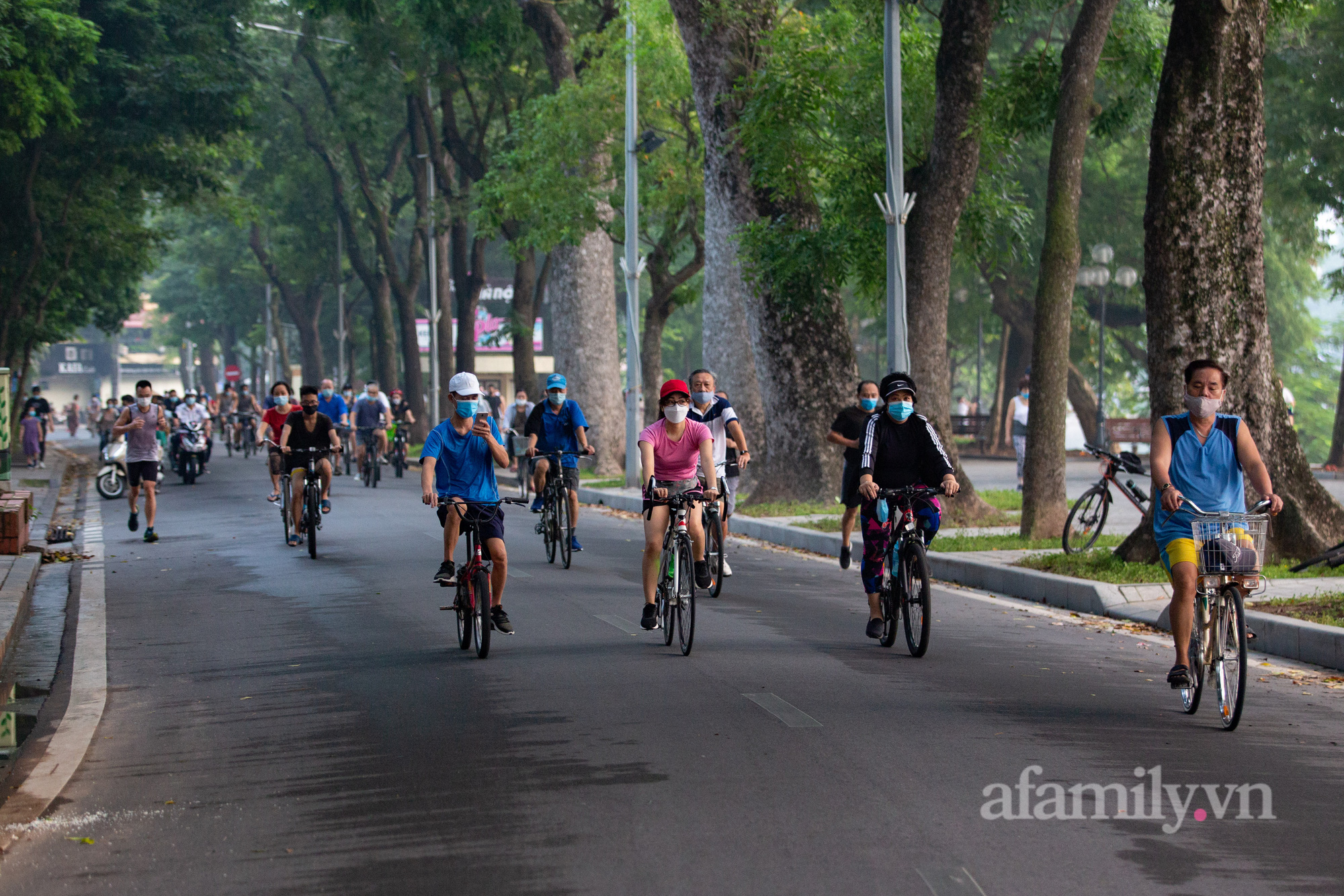Cảnh lâu ngày mới được thấy ở Hà Nội, người người nhà nhà xuống đường tập thể dục, phố đi bộ thành &quot;trường đua&quot; xe đạp từ sáng sớm - Ảnh 18.