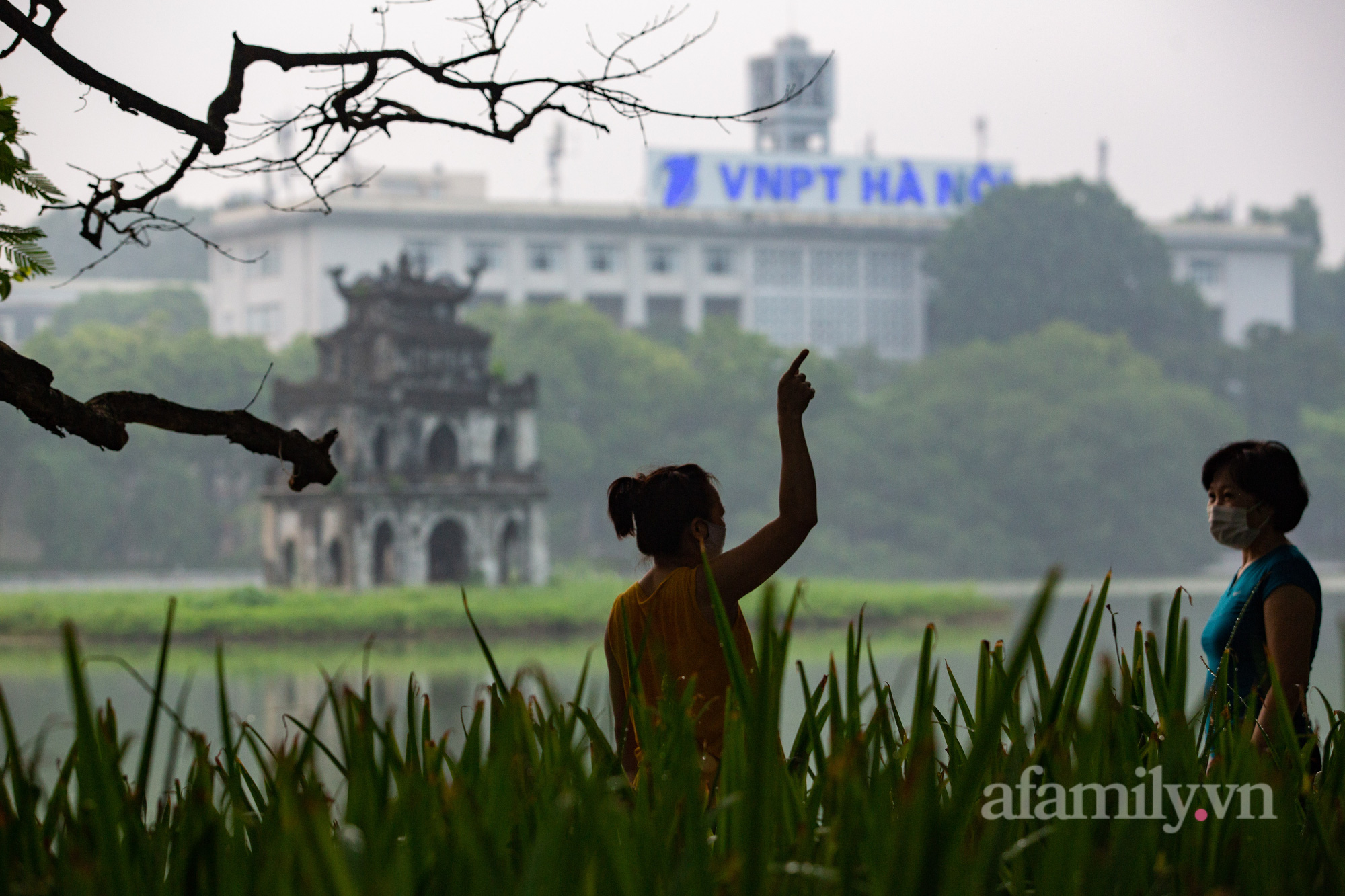 Cảnh lâu ngày mới được thấy ở Hà Nội, người người nhà nhà xuống đường tập thể dục, phố đi bộ thành &quot;trường đua&quot; xe đạp từ sáng sớm - Ảnh 19.
