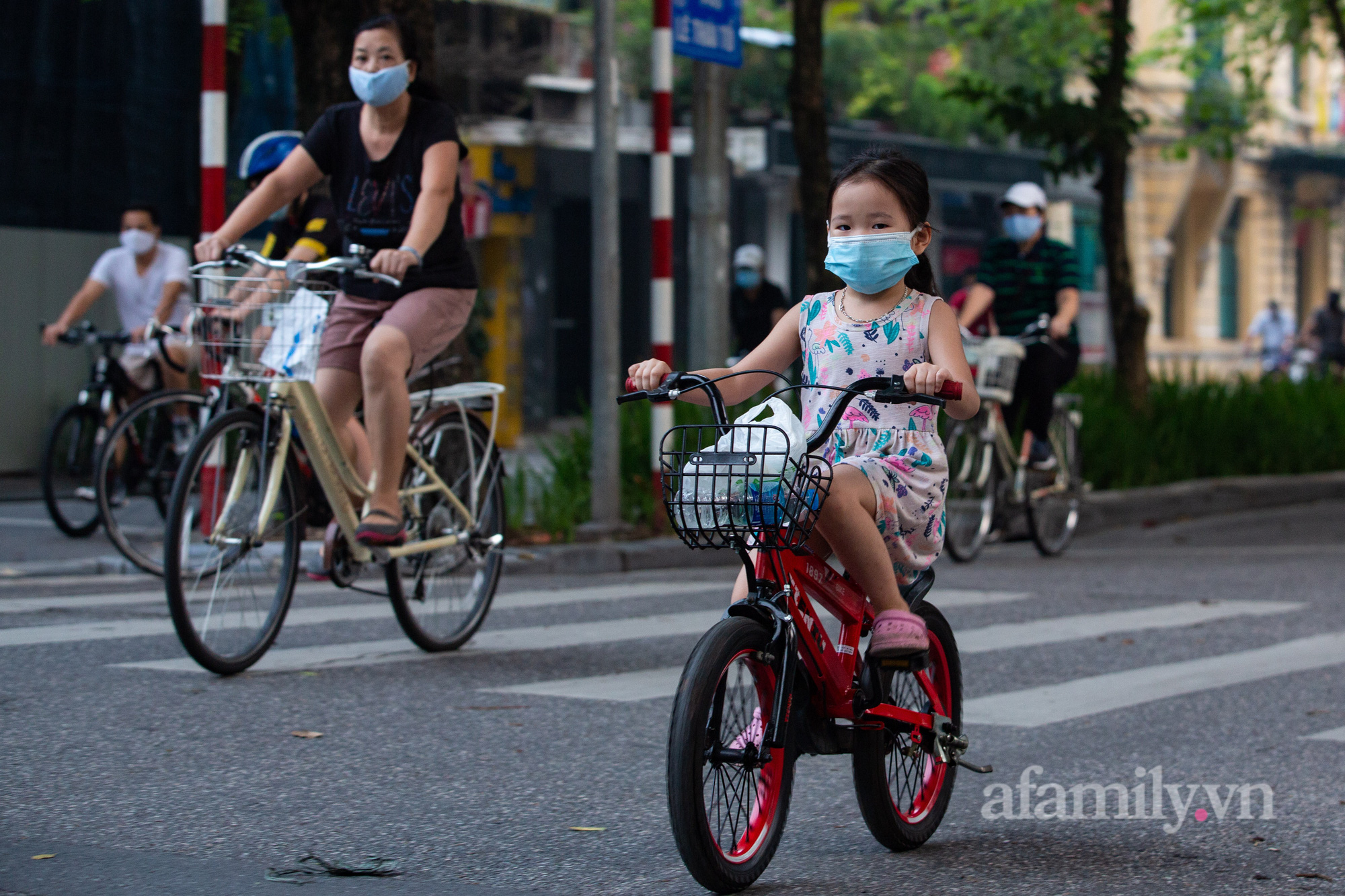 Cảnh lâu ngày mới được thấy ở Hà Nội, người người nhà nhà xuống đường tập thể dục, phố đi bộ thành &quot;trường đua&quot; xe đạp từ sáng sớm - Ảnh 20.