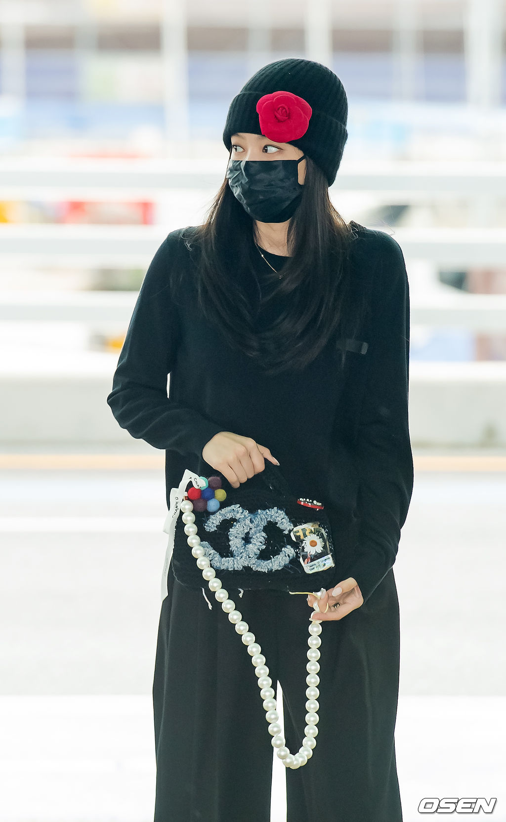 Jennie lên đường dự Paris Fashion Week, bông hoa đỏ cài mũ trông như &quot;lạc lối&quot; ở đâu ra - Ảnh 2.