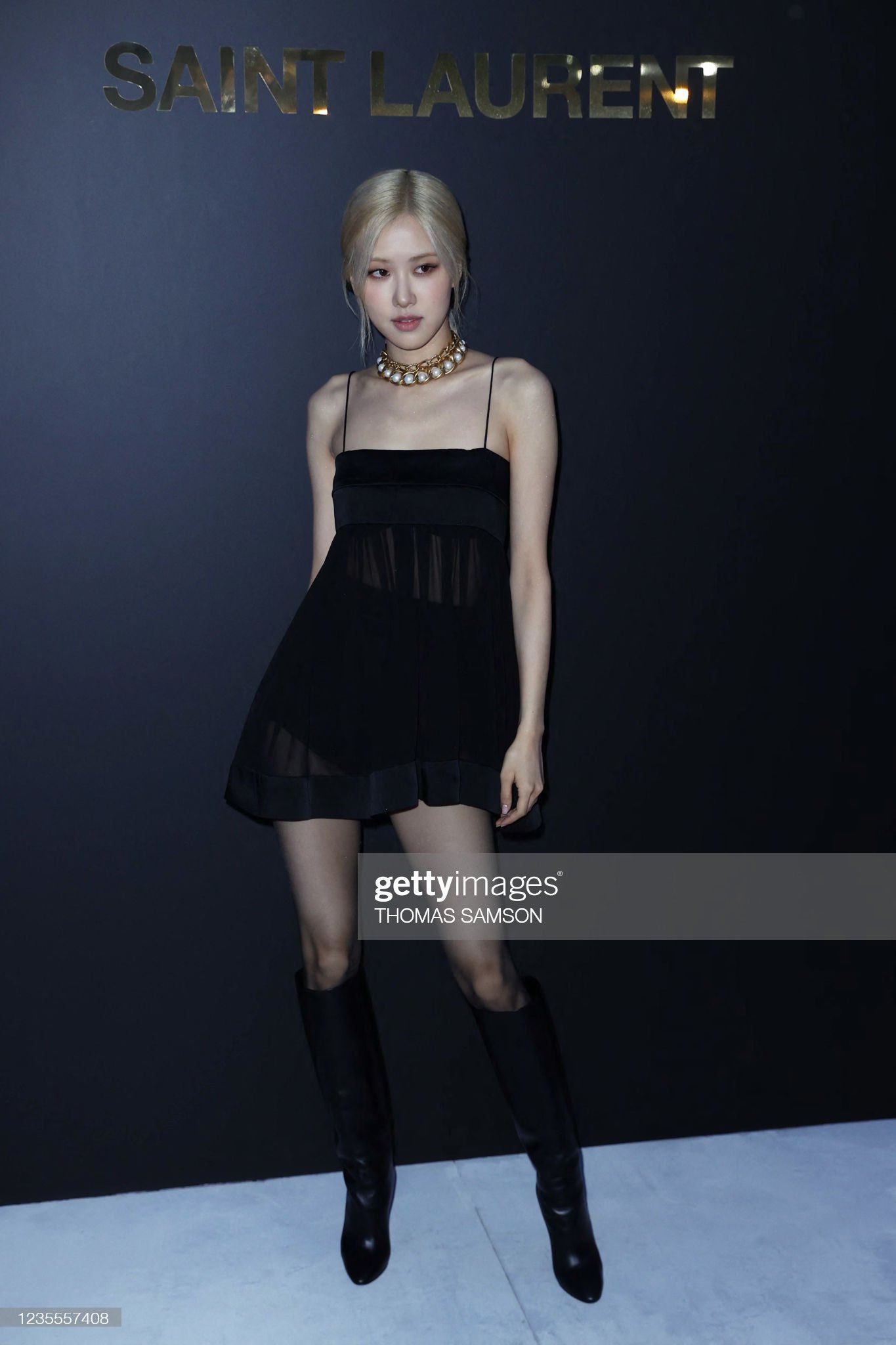 Rosé diện váy xuyên thấu bạo liệt dự show Saint Laurent nhưng nếu ngắm thiết kế gốc thì ai cũng choáng váng - Ảnh 1. Rosé diện váy xuyên thấu bạo liệt dự show Saint Laurent nhưng nếu ngắm thiết kế gốc thì ai cũng choáng váng - Ảnh 1.