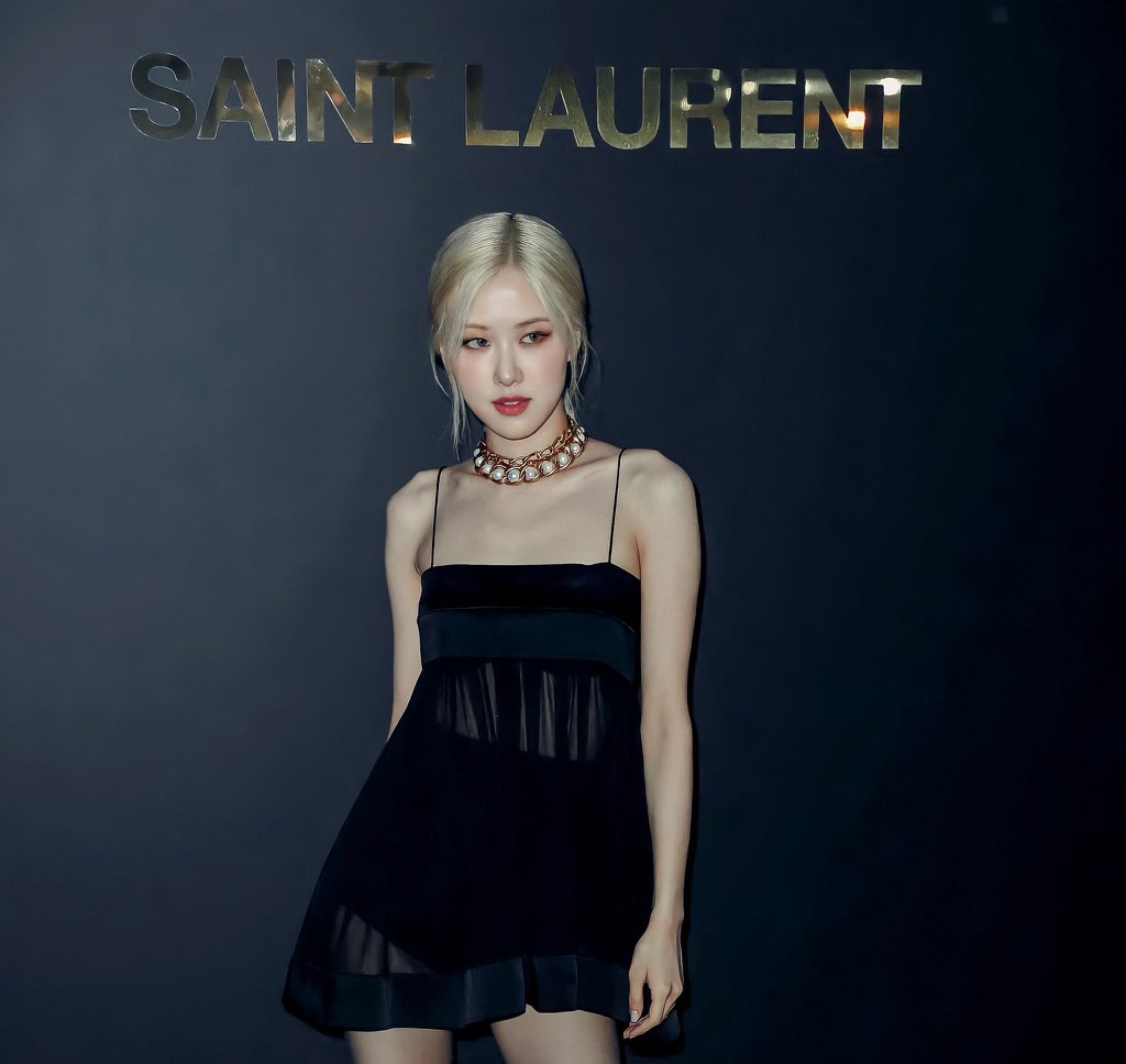Rosé diện váy xuyên thấu bạo liệt dự show Saint Laurent nhưng nếu ngắm thiết kế gốc thì ai cũng choáng váng - Ảnh 2.