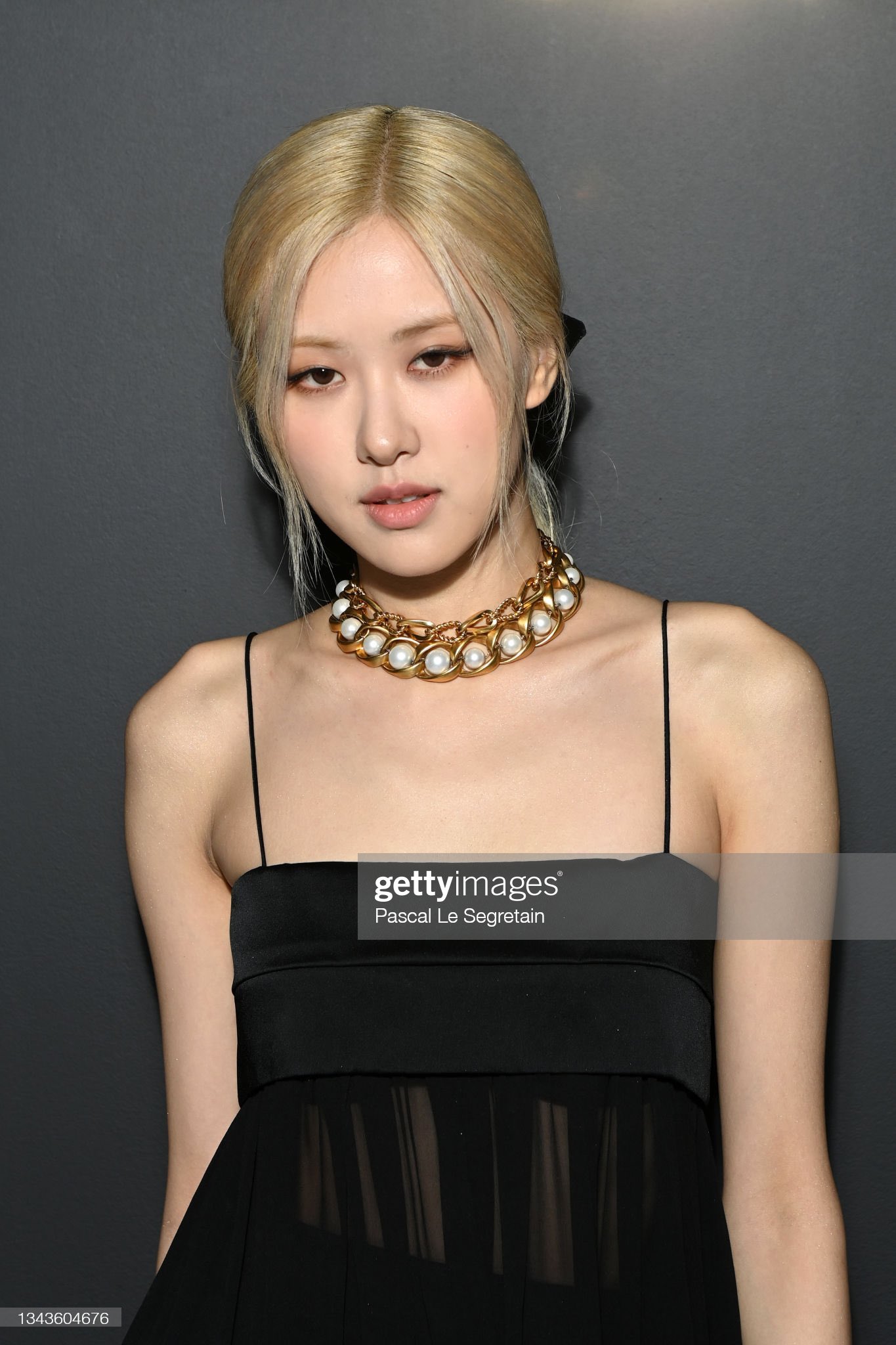 Rosé diện váy xuyên thấu lộ nội y nhưng nhìn sang thiết kế gốc mới thấy cô tinh tế nhường nào - Ảnh 4. Rosé diện váy xuyên thấu lộ nội y nhưng nhìn sang thiết kế gốc mới thấy cô tinh tế nhường nào - Ảnh 4.