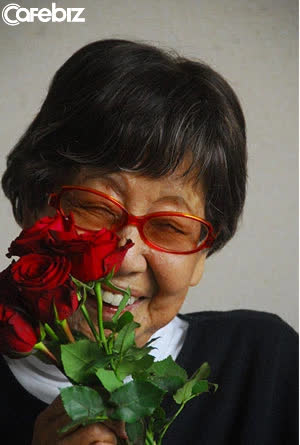 Cuộc sống căng tràn tươi mới của cụ bà lạ lùng nhất Nhật Bản: 71 tuổi đi làm, 96 tuổi thất tình, 100 tuổi đoạt giải thưởng vang dội - Ảnh 4.