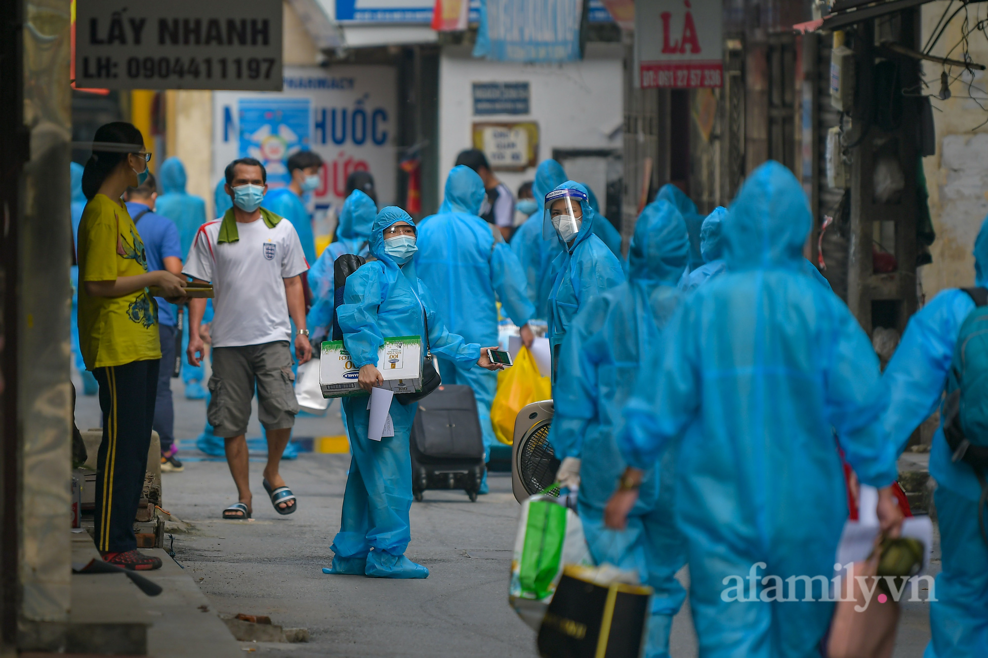 Người dân ở ổ dịch lớn nhất Hà Nội bóc niêm phong, mở cửa về nhà - Ảnh 11.