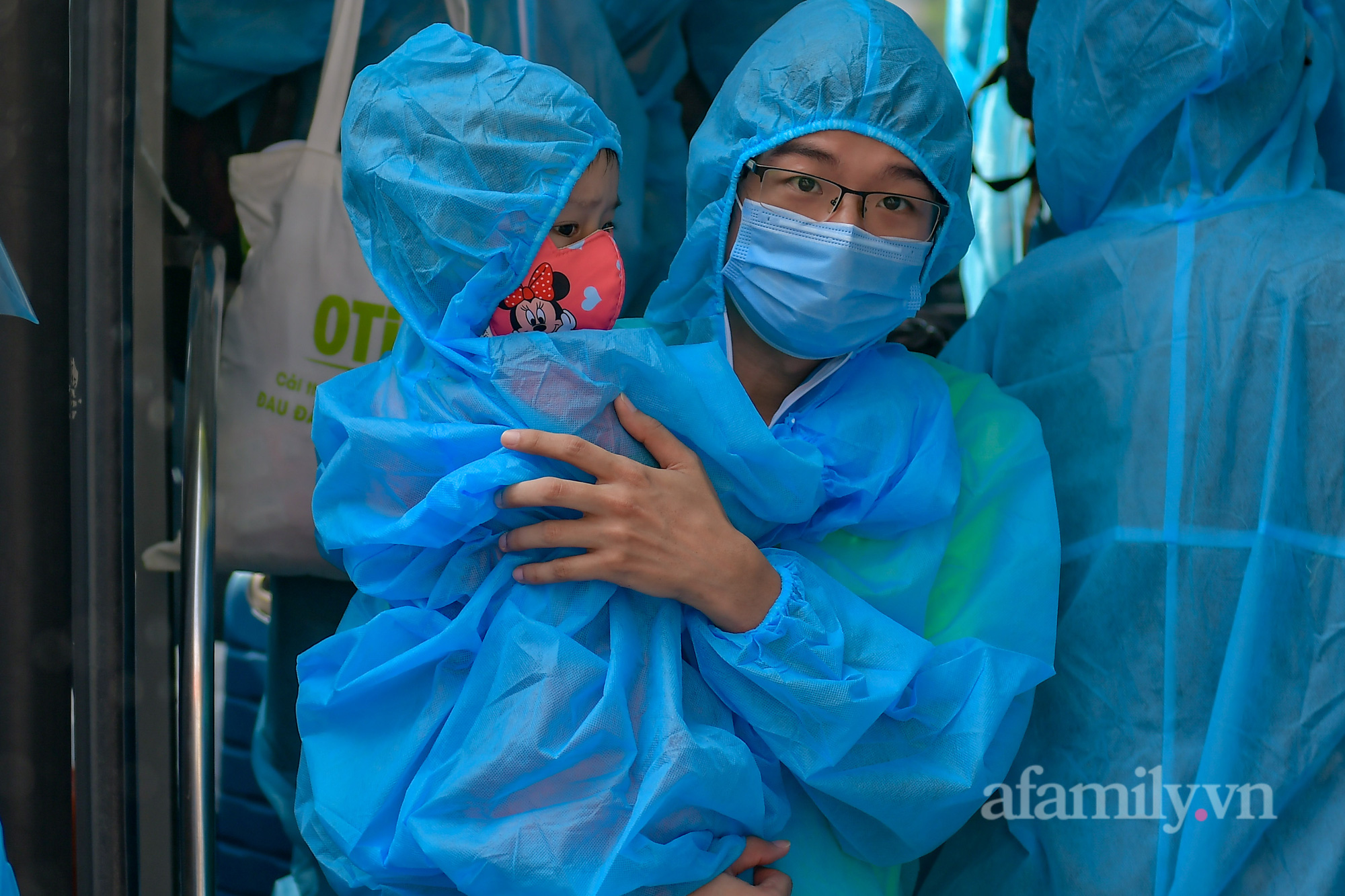Người dân ở ổ dịch lớn nhất Hà Nội bóc niêm phong, mở cửa về nhà - Ảnh 14.