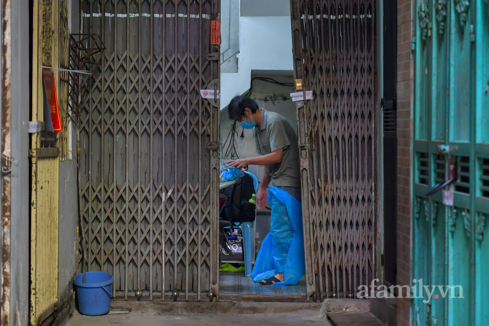 Người dân ở ổ dịch lớn nhất Hà Nội bóc niêm phong, mở cửa về nhà - Ảnh 18.