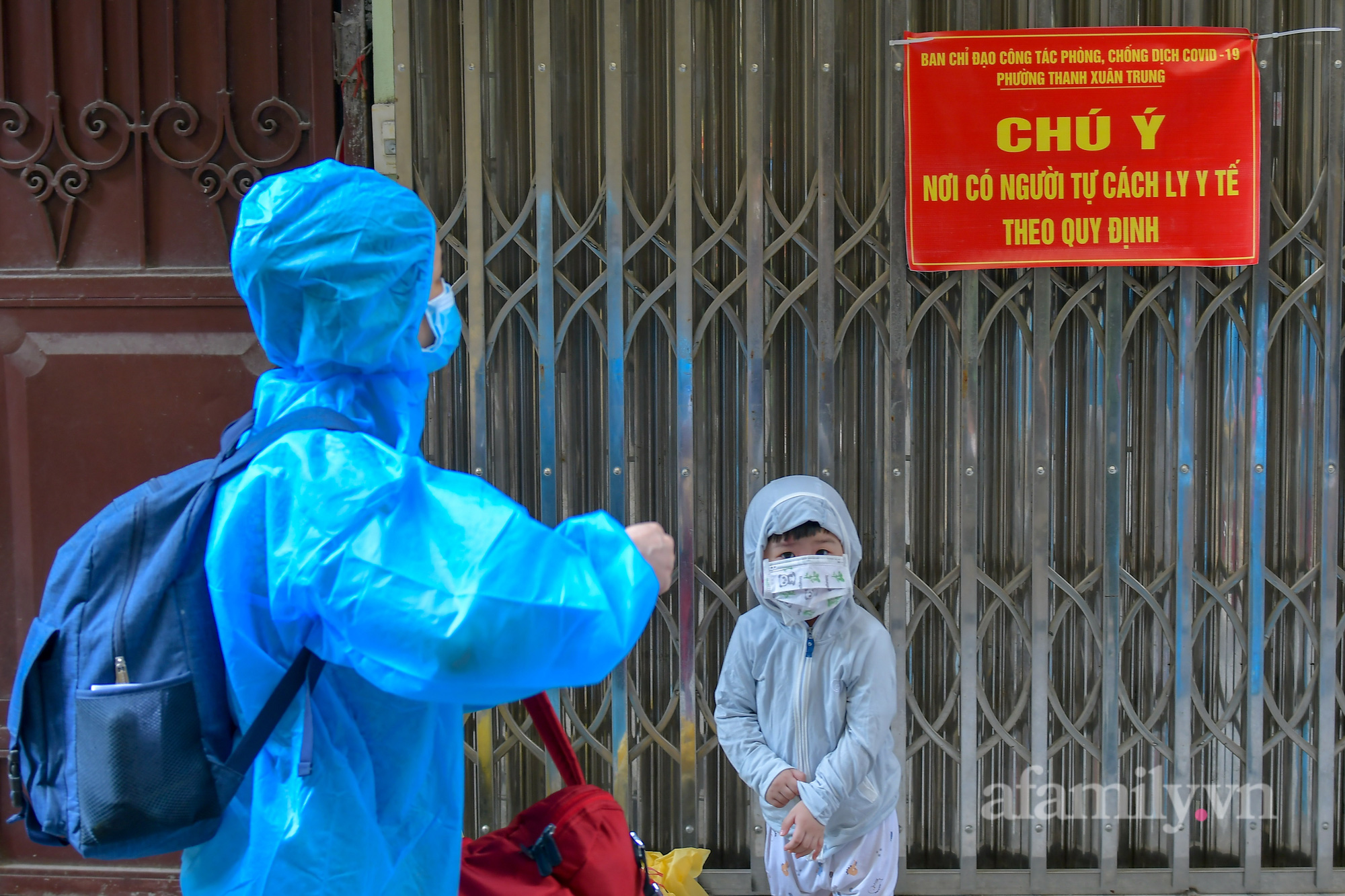 Người dân ở ổ dịch lớn nhất Hà Nội bóc niêm phong, mở cửa về nhà - Ảnh 15.