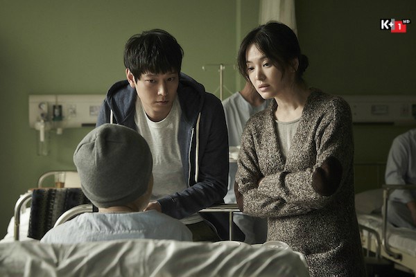 Một bộ phim của Song Hye Kyo bất ngờ hot trở lại sau 7 năm: Fan choáng trước tạo hình già nua &quot;đầu bù tóc rối&quot; - Ảnh 5.