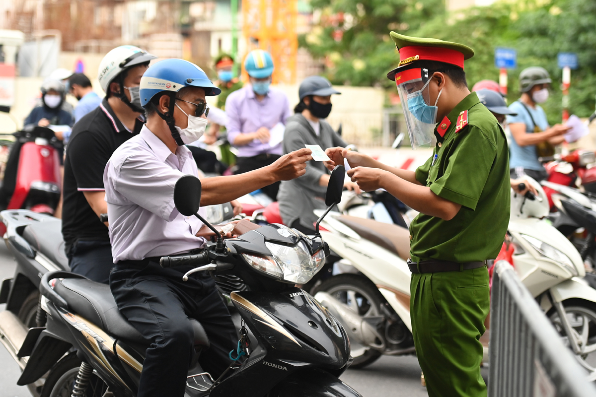 Hà Nội: 6 nhóm đối tượng dự kiến được cấp giấy đi đường trong thời gian tới - Ảnh 1.