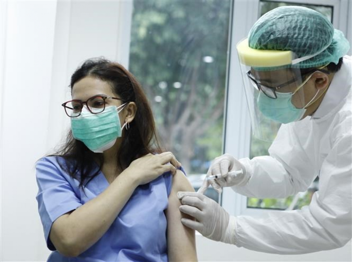 Cuộc đua tiêm mũi vaccine tăng cường làm gia tăng bất bình đẳng ở Đông Nam Á - Ảnh 1.