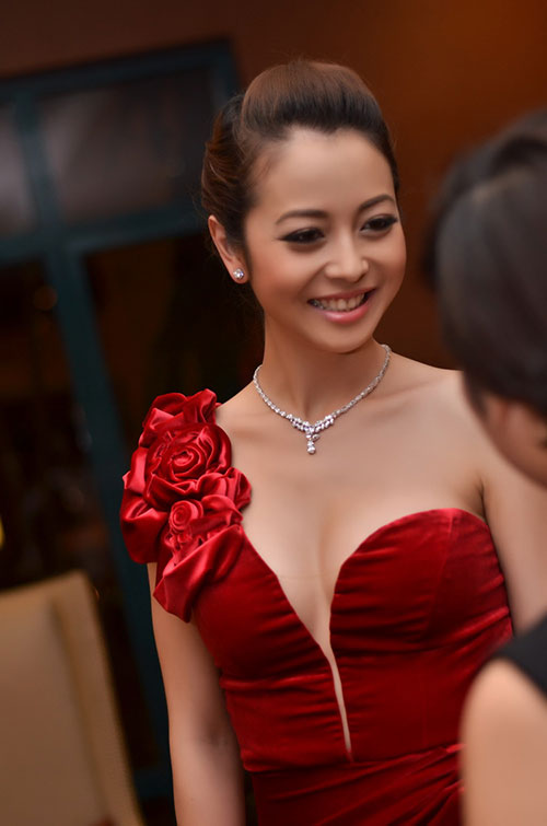 Có nữ MC từng khiến nhiều người nhức mắt vì thói quen phối đồ quá gợi cảm, độ sexy vượt cả hậu thế! - Ảnh 2. Jennifer Phạm khoe ngực