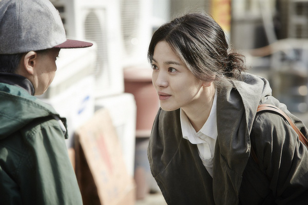 Một bộ phim của Song Hye Kyo bất ngờ hot trở lại sau 7 năm: Fan choáng trước tạo hình già nua &quot;đầu bù tóc rối&quot; - Ảnh 3.