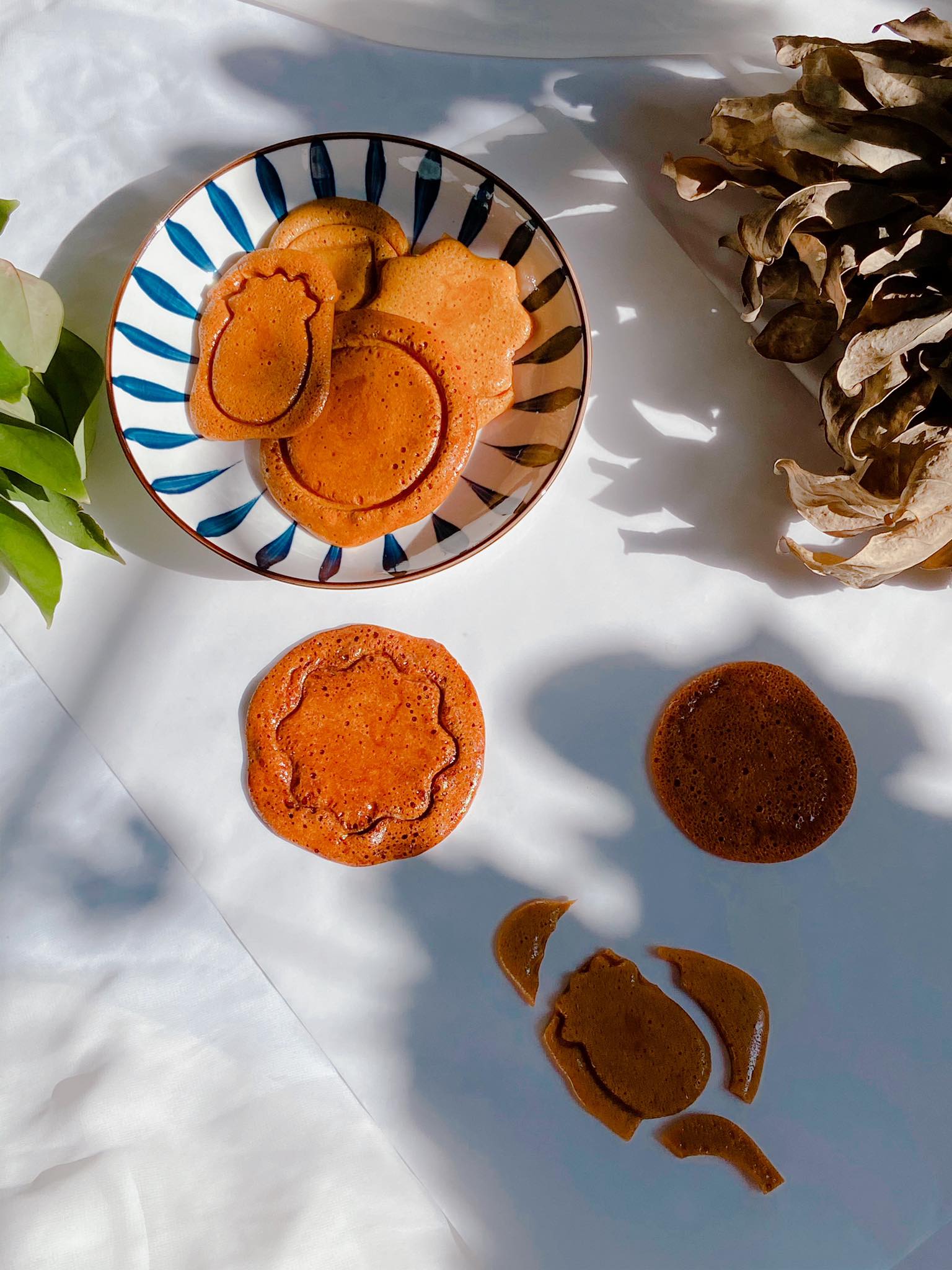 Mẹ H&agrave; Nội bắt trend thử th&aacute;ch kẹo đường trong phim "Tr&ograve; chơi con mực", th&agrave;nh quả khiến 2 con m&ecirc; mẩn - Ảnh 2.