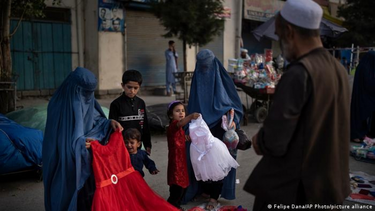 Cuộc sống người dân Afghanistan dưới &quot;bầu trời&quot; Taliban - Ảnh 1.