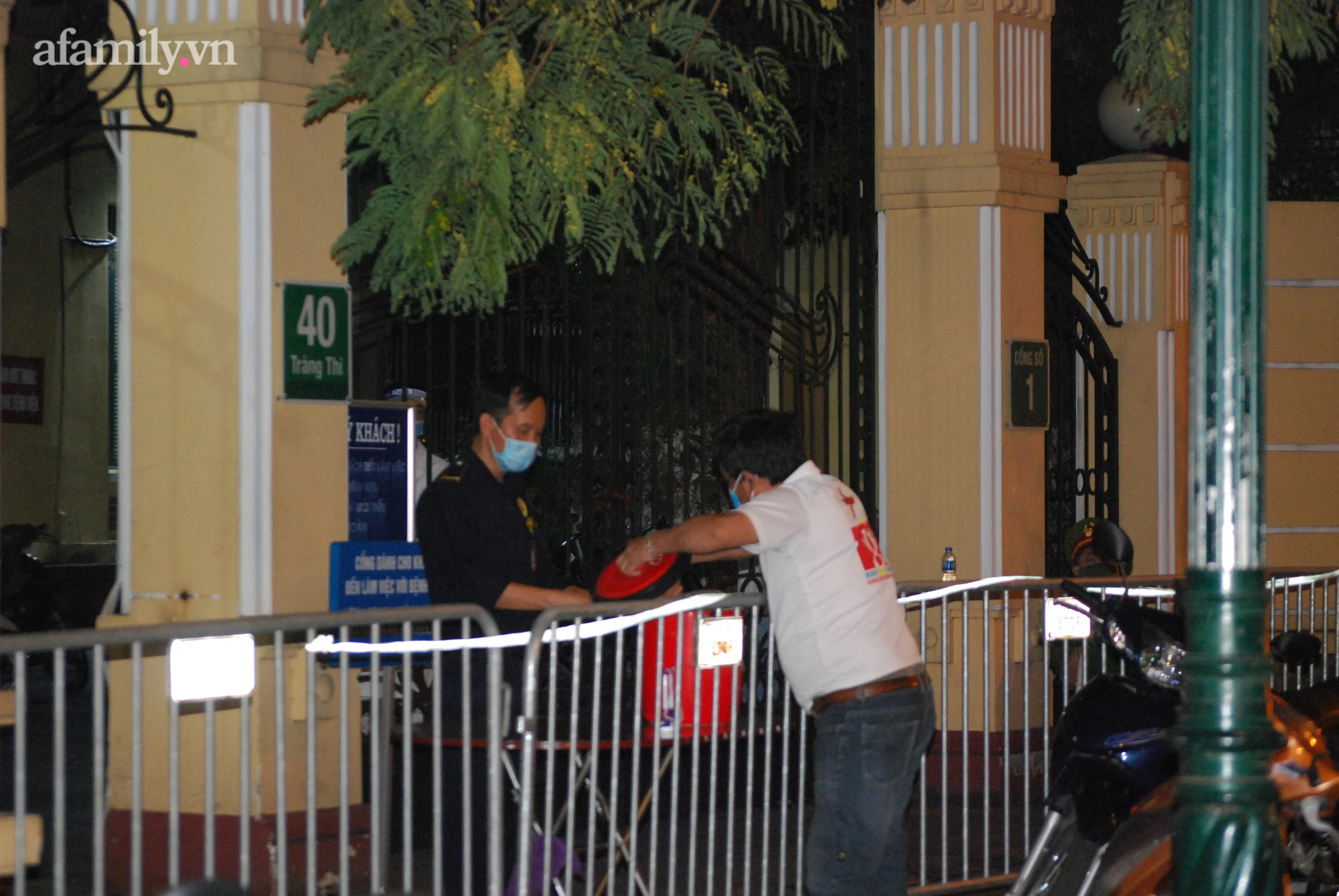 Giao dịch tạm thời tại cổng  Bệnh viện Việt Đức (đường Tràng Thi)