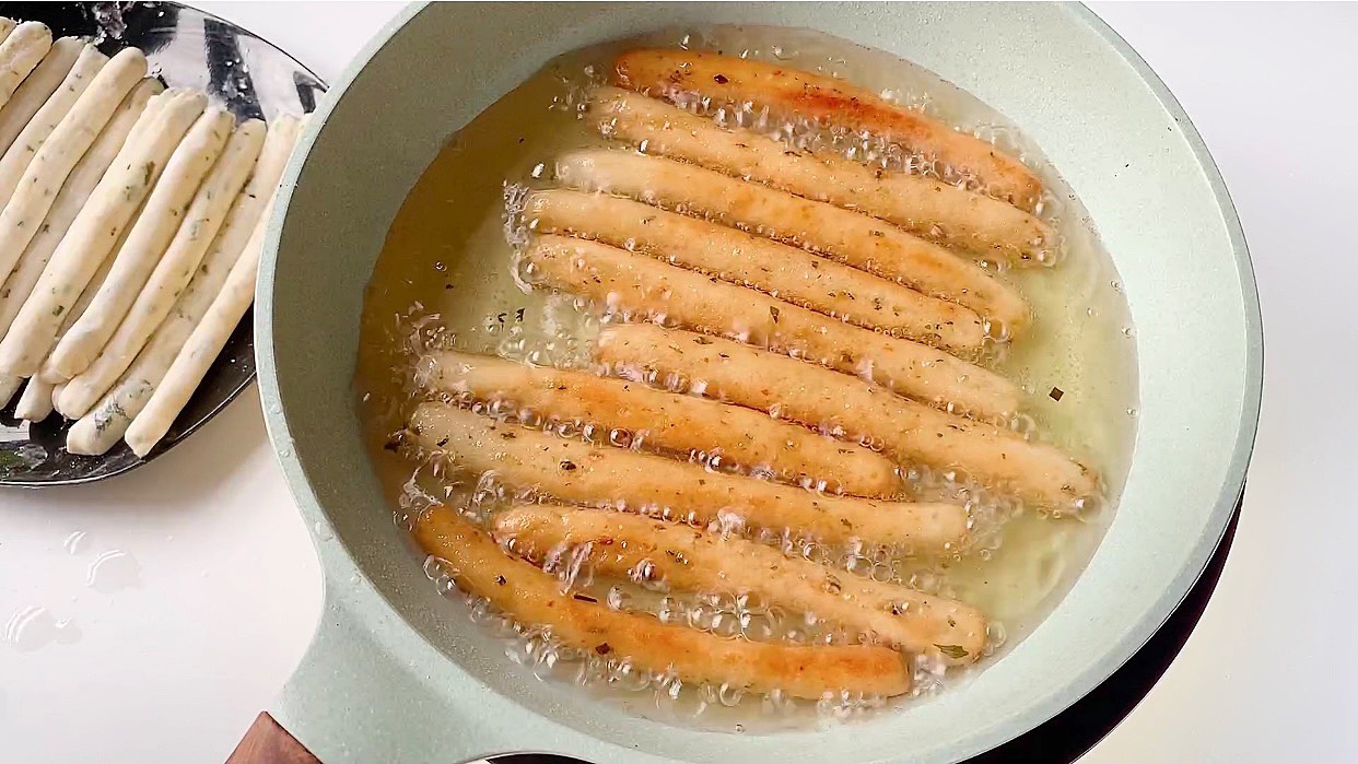 "Hot h&ograve;n họt" c&aacute;ch l&agrave;m khoai t&acirc;y que chi&ecirc;n gi&ograve;n rụm - m&oacute;n ăn vặt rẻ tiền m&agrave; ai cũng th&iacute;ch m&ecirc;! - Ảnh 13.