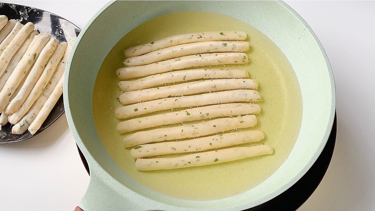 "Hot h&ograve;n họt" c&aacute;ch l&agrave;m khoai t&acirc;y que chi&ecirc;n gi&ograve;n rụm - m&oacute;n ăn vặt rẻ tiền m&agrave; ai cũng th&iacute;ch m&ecirc;! - Ảnh 12.