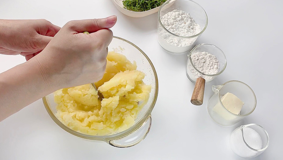 "Hot h&ograve;n họt" c&aacute;ch l&agrave;m khoai t&acirc;y que chi&ecirc;n gi&ograve;n rụm - m&oacute;n ăn vặt rẻ tiền m&agrave; ai cũng th&iacute;ch m&ecirc;! - Ảnh 9.