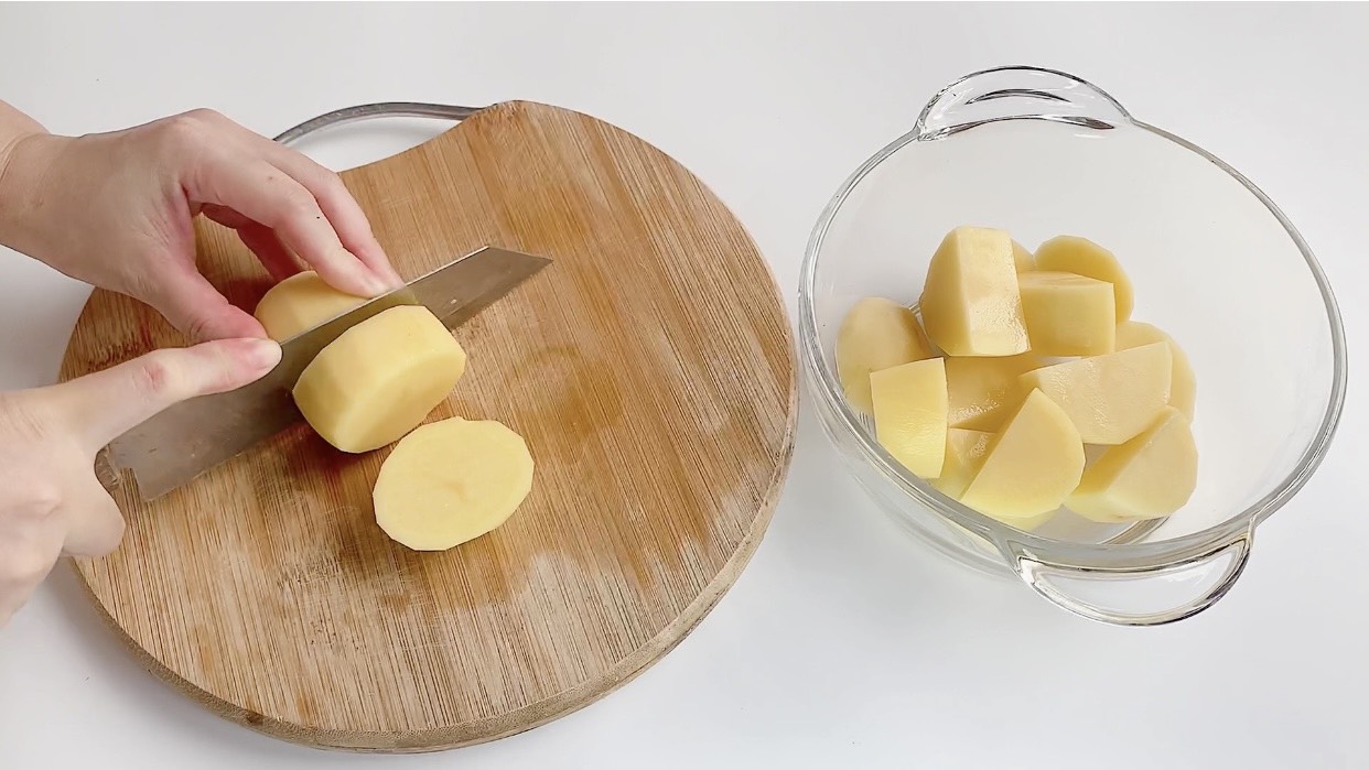 "Hot h&ograve;n họt" c&aacute;ch l&agrave;m khoai t&acirc;y que chi&ecirc;n gi&ograve;n rụm - m&oacute;n ăn vặt rẻ tiền m&agrave; ai cũng th&iacute;ch m&ecirc;! - Ảnh 4.