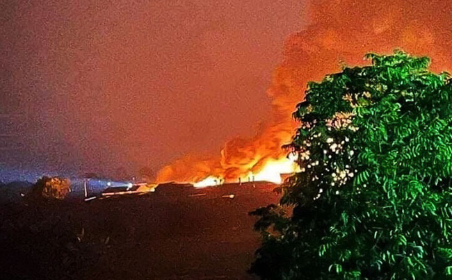 Hà Nội: Cháy xưởng sản xuất cồn trong đêm kèm theo tiếng nổ lớn - Ảnh 1.