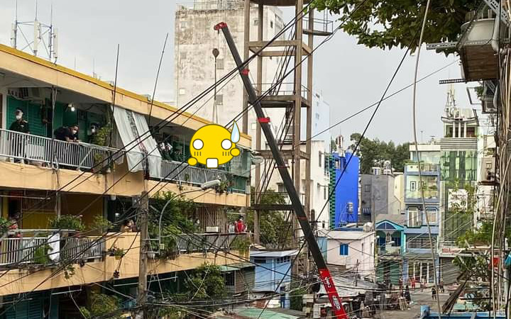 Hình ảnh người dân được xe cẩu chuyển lương thực từ các anh bộ đội lên khu chung cư nhận được nhiều lời khen từ dân mạng