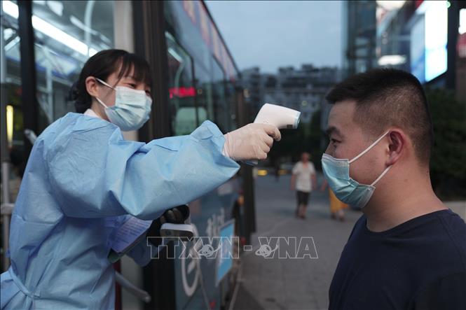 Trung Quốc thử nghiệm lâm sàng thuốc điều trị từ huyết tương bệnh nhân đã bình phục - Ảnh 1.