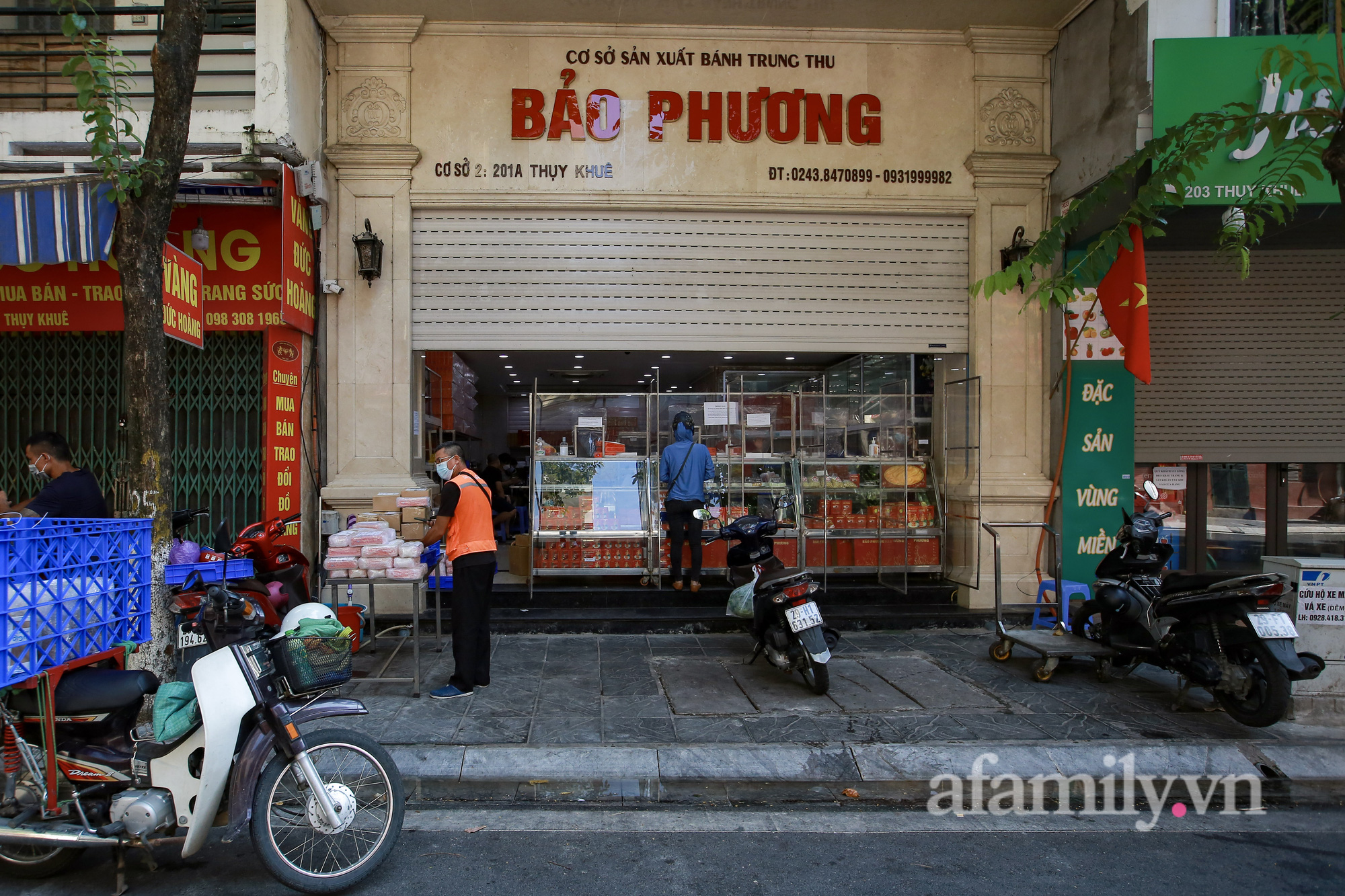 Bánh Trung thu đổ bộ trên các nền tảng online khi không thể &quot;xuống đường&quot; - Ảnh 2.