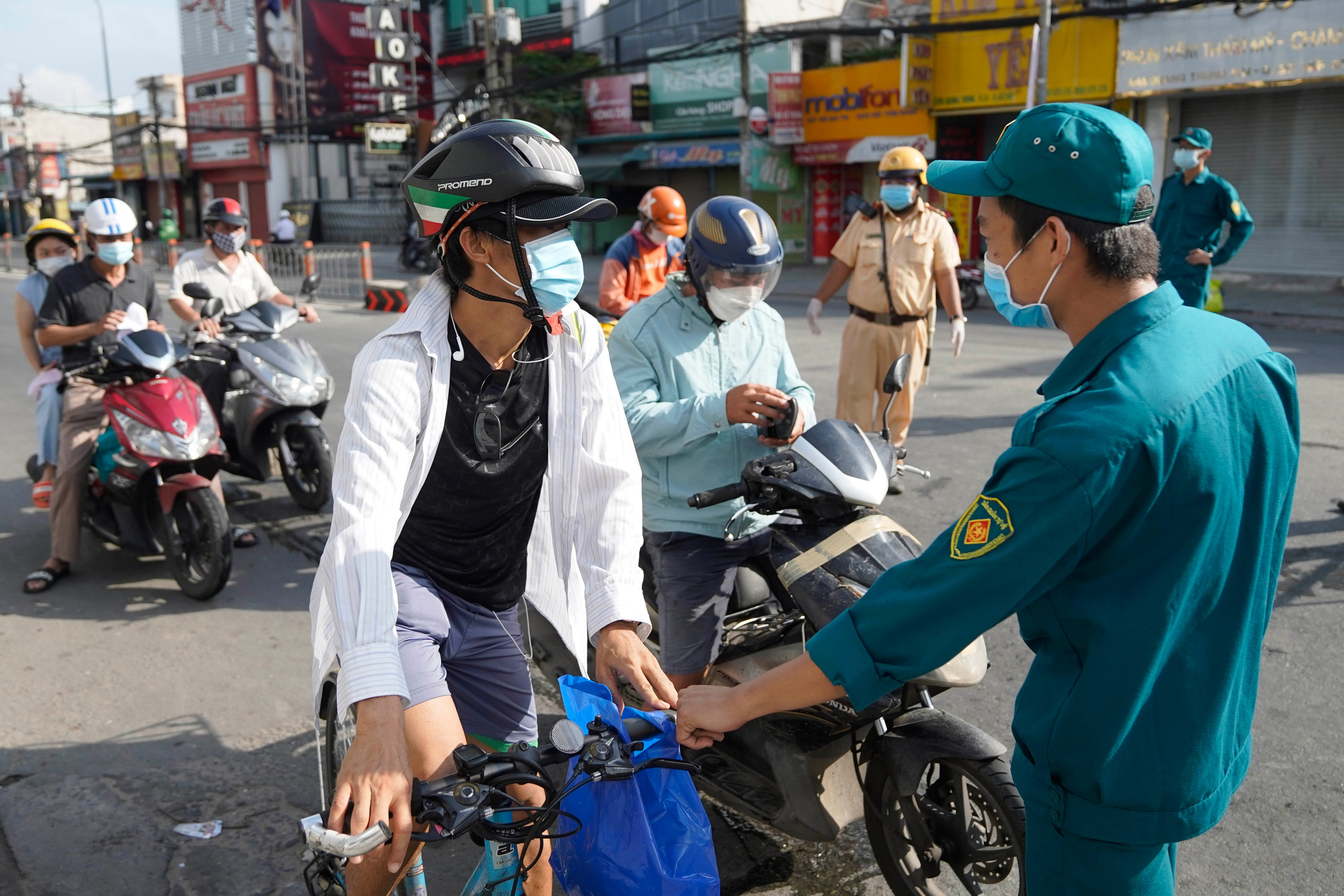 Vắc-xin tinh thần trong thời gian c&oacute; dịch - Ảnh 1.