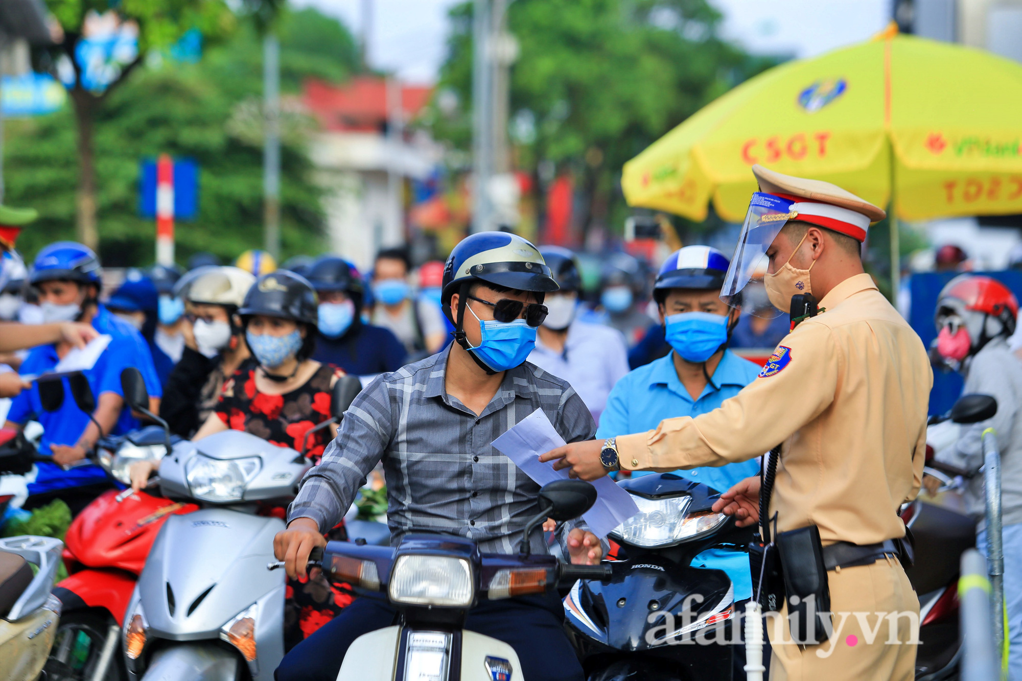 Hà Nội: Ngày đầu tiên kiểm tra giấy đường mới, nhiều chốt kiểm soát kẹt cứng  - Ảnh 10.