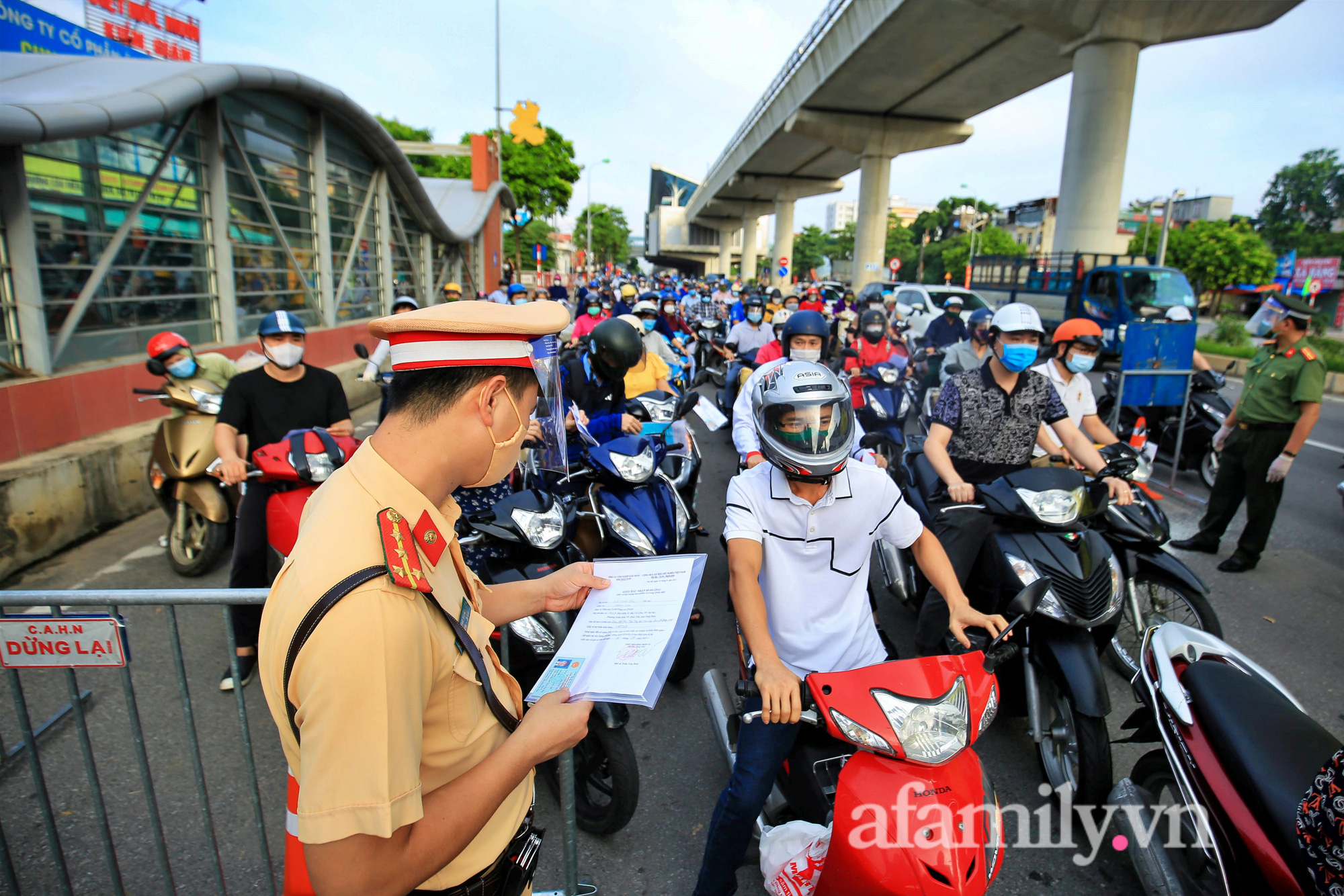 Hà Nội: Ngày đầu tiên kiểm tra giấy đường mới, nhiều chốt kiểm soát kẹt cứng  - Ảnh 7.