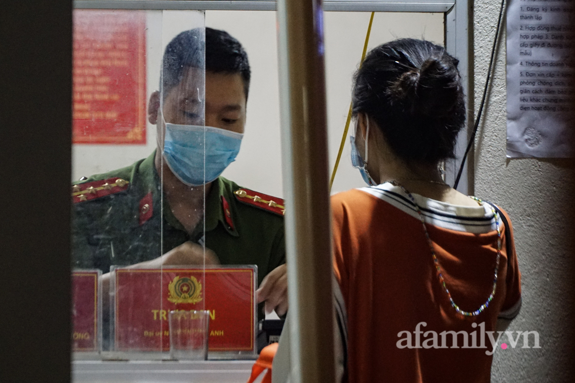 Hà Nội: Người dân xếp hàng đến đêm chờ đợi đến lượt hoàn tất thủ tục làm giấy đi đường mẫu mới - Ảnh 1.