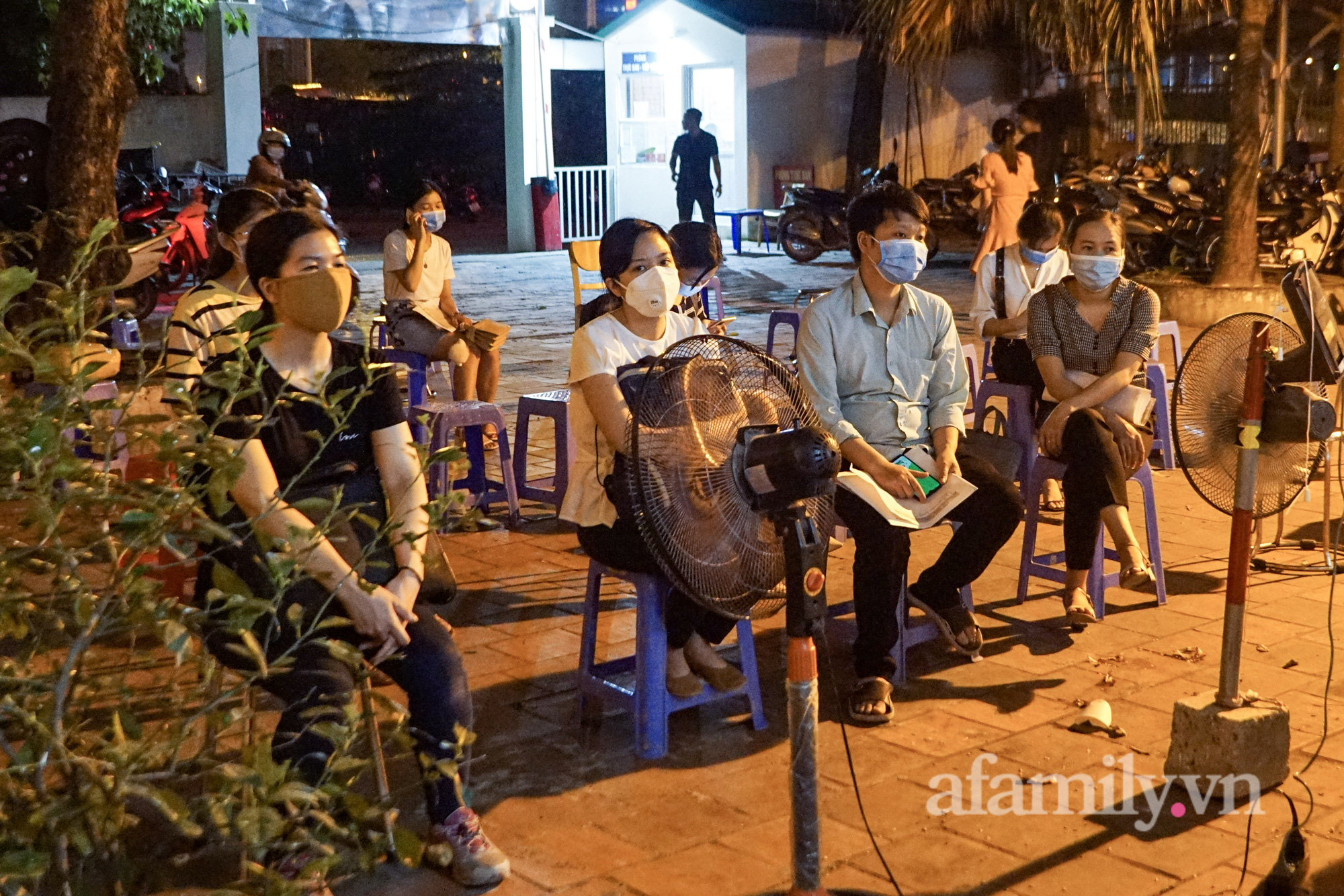 Hà Nội: Người dân xếp hàng đến đêm chờ đợi đến lượt hoàn tất thủ tục làm giấy đi đường mẫu mới - Ảnh 3.