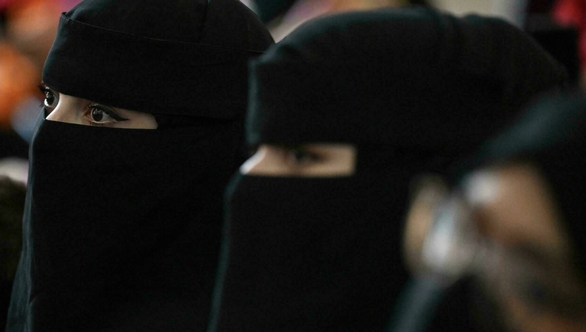 Taliban yêu cầu nữ sinh viên đại học mặc trang phục truyền thống - Ảnh 1.