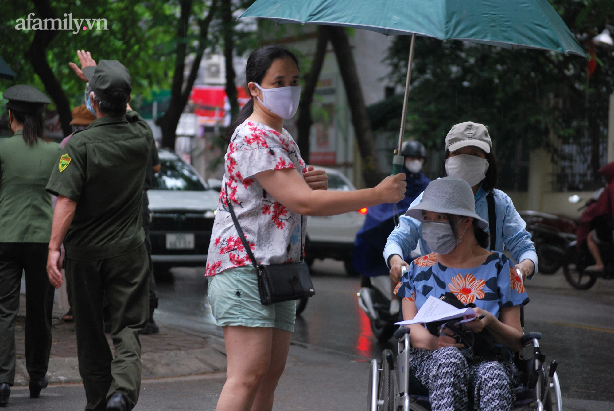 Hà Nội: Phường Nhân Chính ghi nhận cặp vợ chồng mắc COVID-19, người dân đội mưa đi tiêm phòng - Ảnh 8.