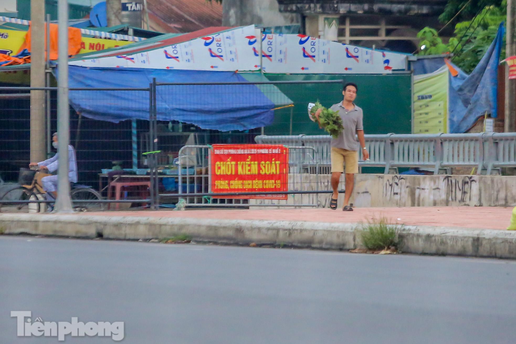 Nhức mắt cảnh luồn rào qua chốt cứng ở Hà Nội - Ảnh 6.