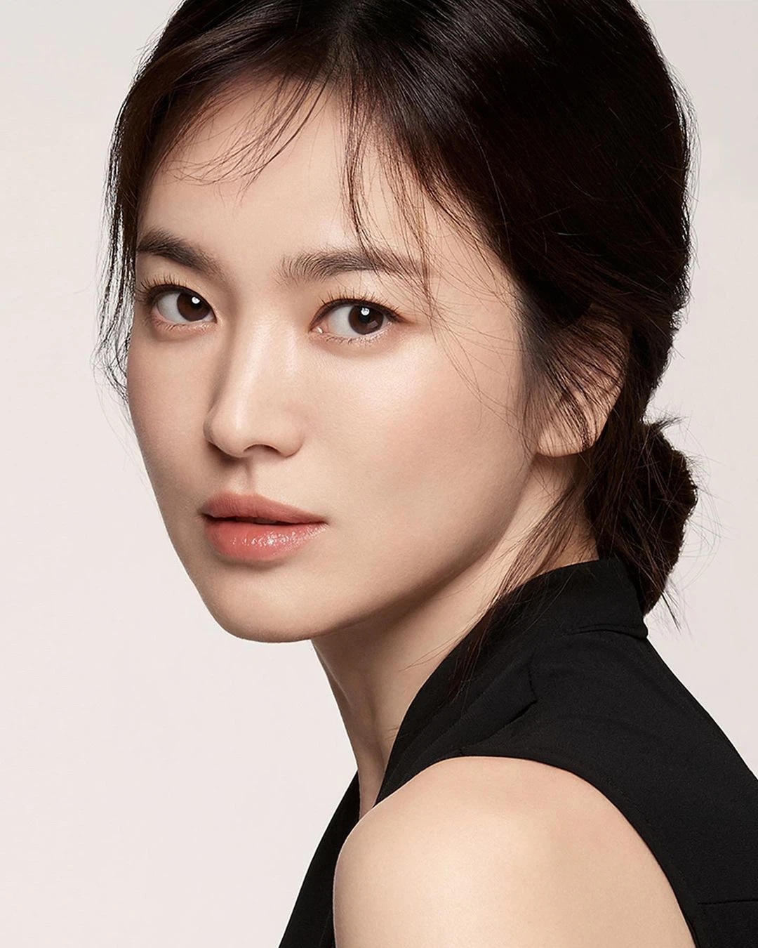 Đối thủ xứng tầm của Song Hye Kyo tung tạo hình phim mới đẹp mê hồn