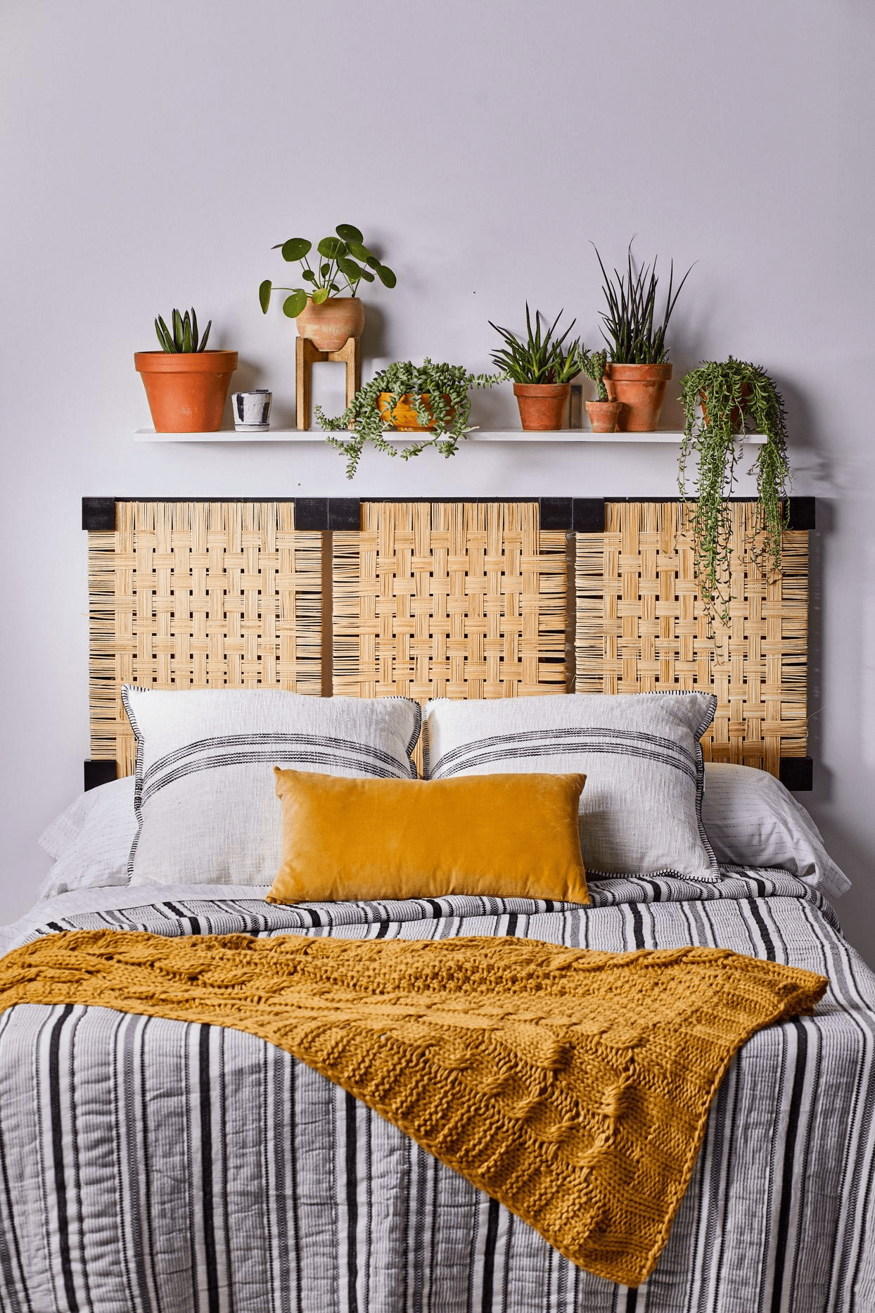 Ý tưởng thiết kế phòng ngủ độc đáo từ việc decor tường đầu giường - Ảnh 2.