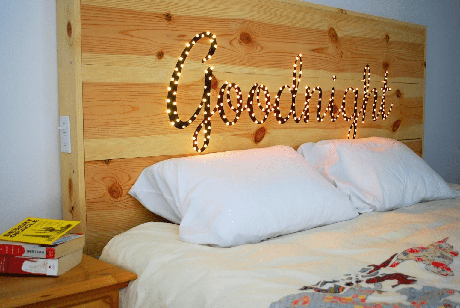 Ý tưởng thiết kế phòng ngủ độc đáo từ việc decor tường đầu giường - Ảnh 5.
