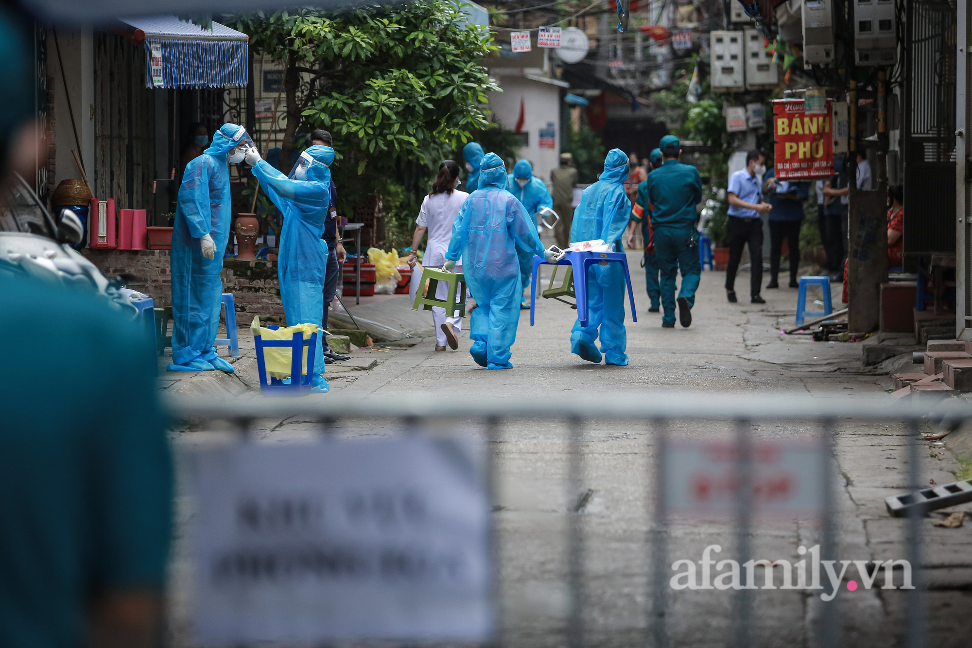 Hà Nội: Phong tỏa khu dân cư có 800 người dân sinh sống phường Phúc Xá vì một gia đình 4 người dương tính với SARS-CoV-2 - Ảnh 1.