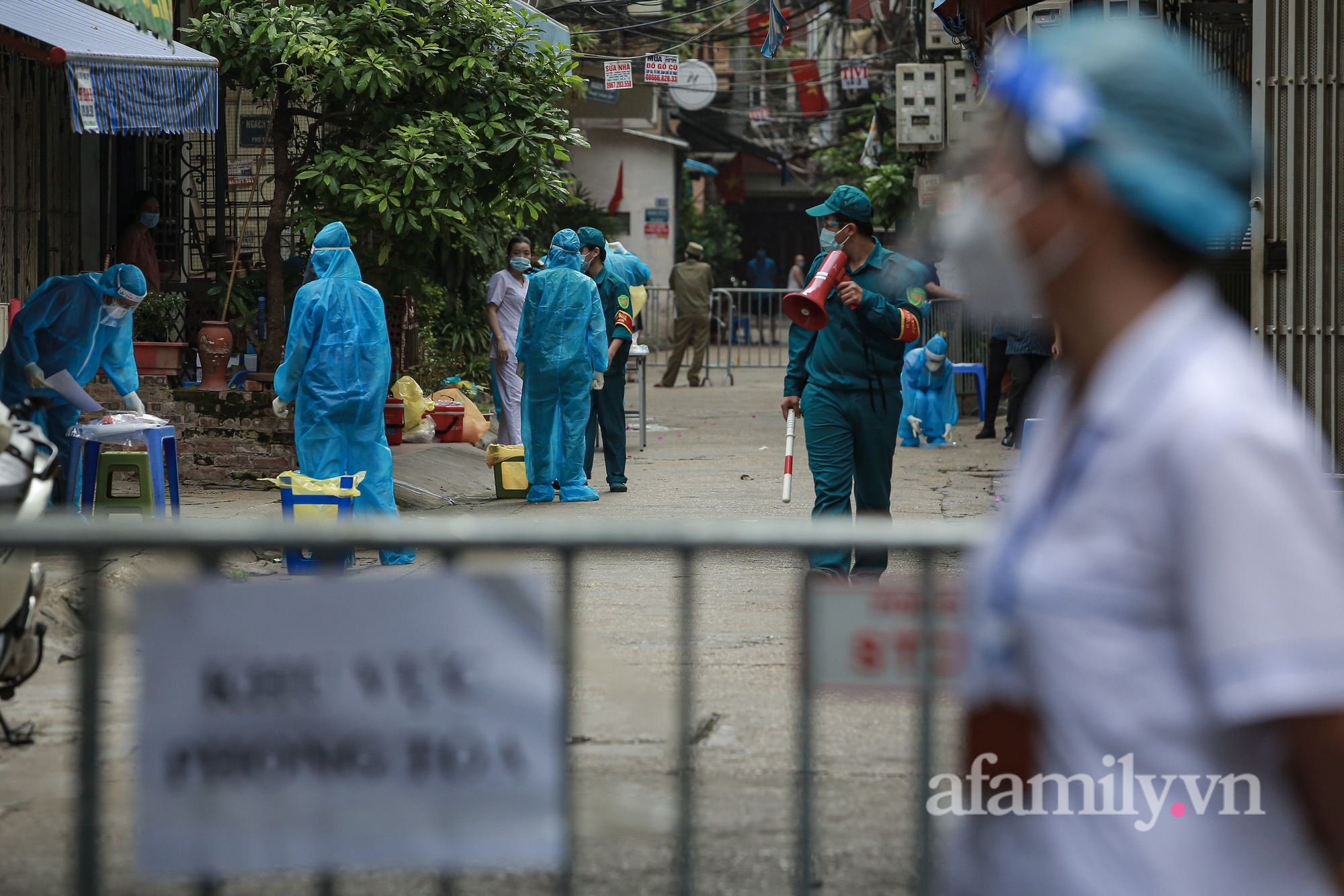 Hà Nội: Phong tỏa khu dân cư có 800 người dân sinh sống phường Phúc Xá vì một gia đình 4 người dương tính với SARS-CoV-2 - Ảnh 8.
